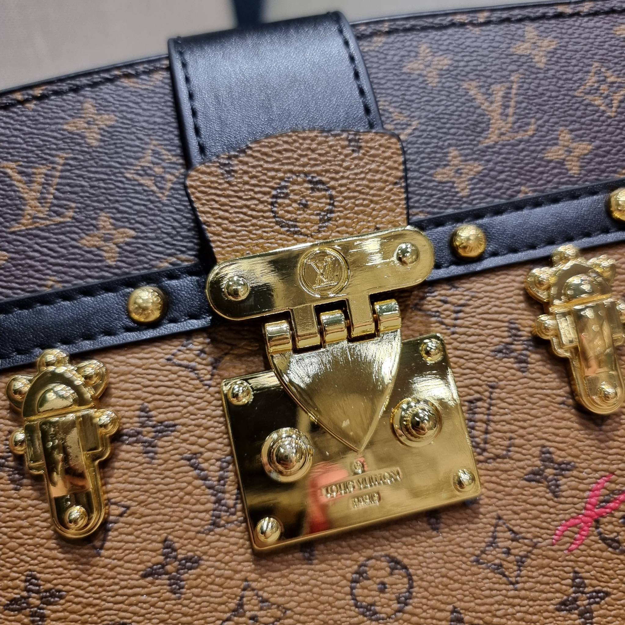LOUIS VUITTON TRUNK CLUTCH Monogram / LV TRUNK CLUTCH กระเป๋าสะพายกึ่งคลัทช์ ทรงสวย ที่สาวๆเรียกร้อง วัสดุหนังแคนวาส ดีไซน์ทุกอย่างได้ลงตัว หรูหรา ปากกระเป๋ามีสายคาดล็อค และช่องซิปปิด ภายในแบ่งสัดส่วนไว้ดีมากๆ มาพร้อมสายสะพายโซ่สลับหนัง ที่ถอดออกได้ พกเป็