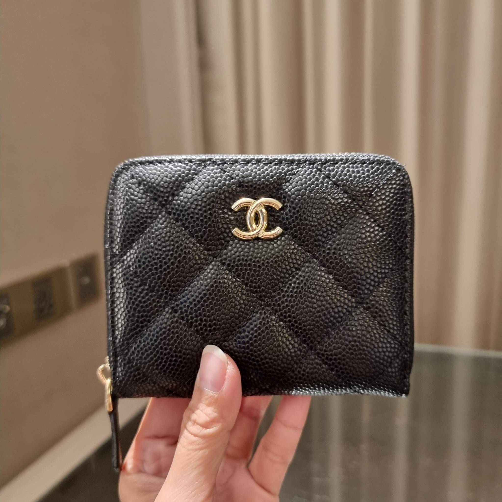 กระเป๋าสตางค์ใบสั้นรุ่นซิปรอบ จาก Chanel เรียบหรู ดูไฮน์ วัสดุหนังสังเคราะห์ลายคาร์เวีย ด้านในเป็นหนังซาฟเฟียโน่ เปิด-ปิดด้วยซิป รูดใช้งานง่าย ภายในกระเป๋ามีช่องใส่บัตร ใส่ธนบัตรได้ (แบบพับ) ดีไซน์เรียบหรูตามสไตล์ ใช้แล้วเฮง ใช้แล้วรวย จัดเลยจ้าา 🥰