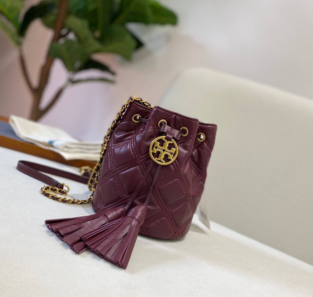 Tory Burch Fleming Soft Mini Bucket Bag กระเป๋าทรงขนมจีบขนาดมินิรุ่น Fleming ที่ตัดเย็บจากหนังแท้