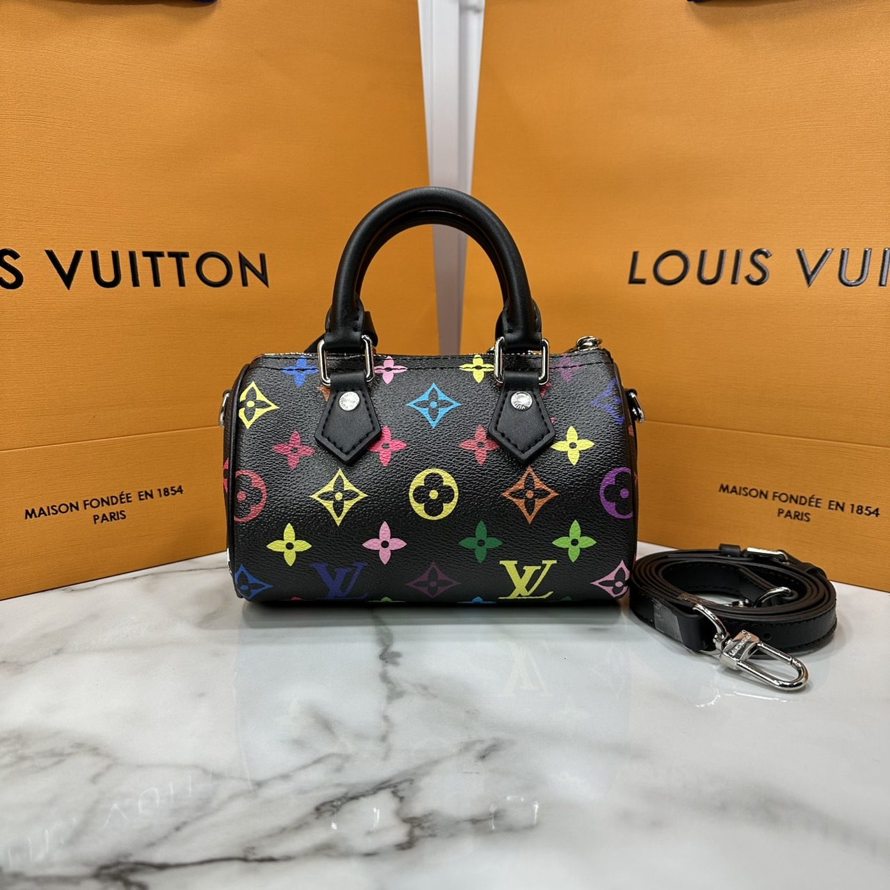 ORI | LV x TM Nano Speedy Bag Murakami กระเป๋าสะพายสปีดี้นาโนไซส์เล็ก เผยความมีชีวิตชีวาปรับดีไซน์โทนสีสดใส สวยเรียบหรู ผู้ดี แต่งแต้มดีเทลจากคอลเลคชั่น LV x Murakami คอมพลีตลุคด้วยที่ห้อยกุญแจรูปโบว์สุดเอ็กซ์คลูซีฟ