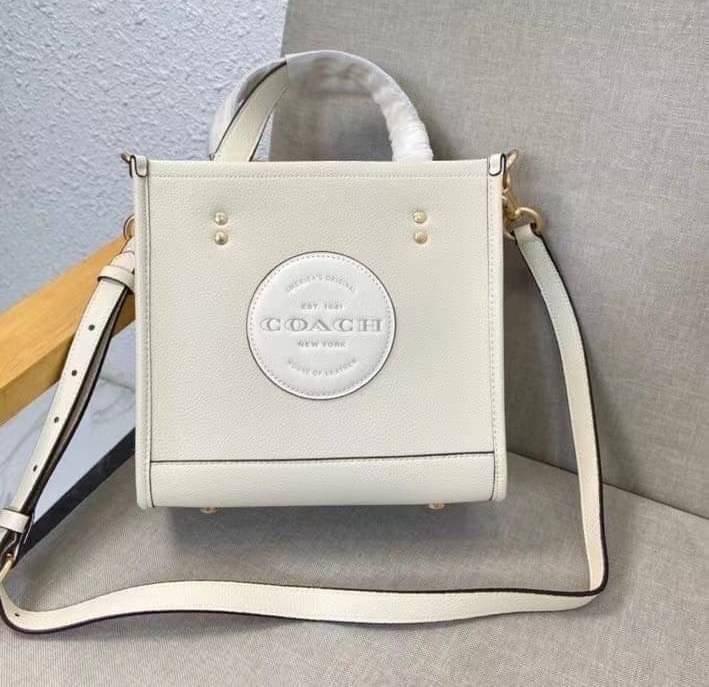 ใหม่ล่าสุด อดใจยังไงไหว COACH Dempsey Field Tote 22 C5268 โทนสีขาวล้วน ดำล้วน สุดคลาสสิก พร้อมส่งความสวยที่ไทยค่ะ! กระเป๋าทรง Tote ขนาดพอเหมาะลำตัว พกพาง่ายสะดวกได้กับทุกๆวัน ด้านหน้าปั้มโลโก้แบรนด์ตัวใหญ่สวยค่ะ;เปิดปิดกระเป๋าแบบกระดุมแม่เหล็ก ภายในใส่กระ