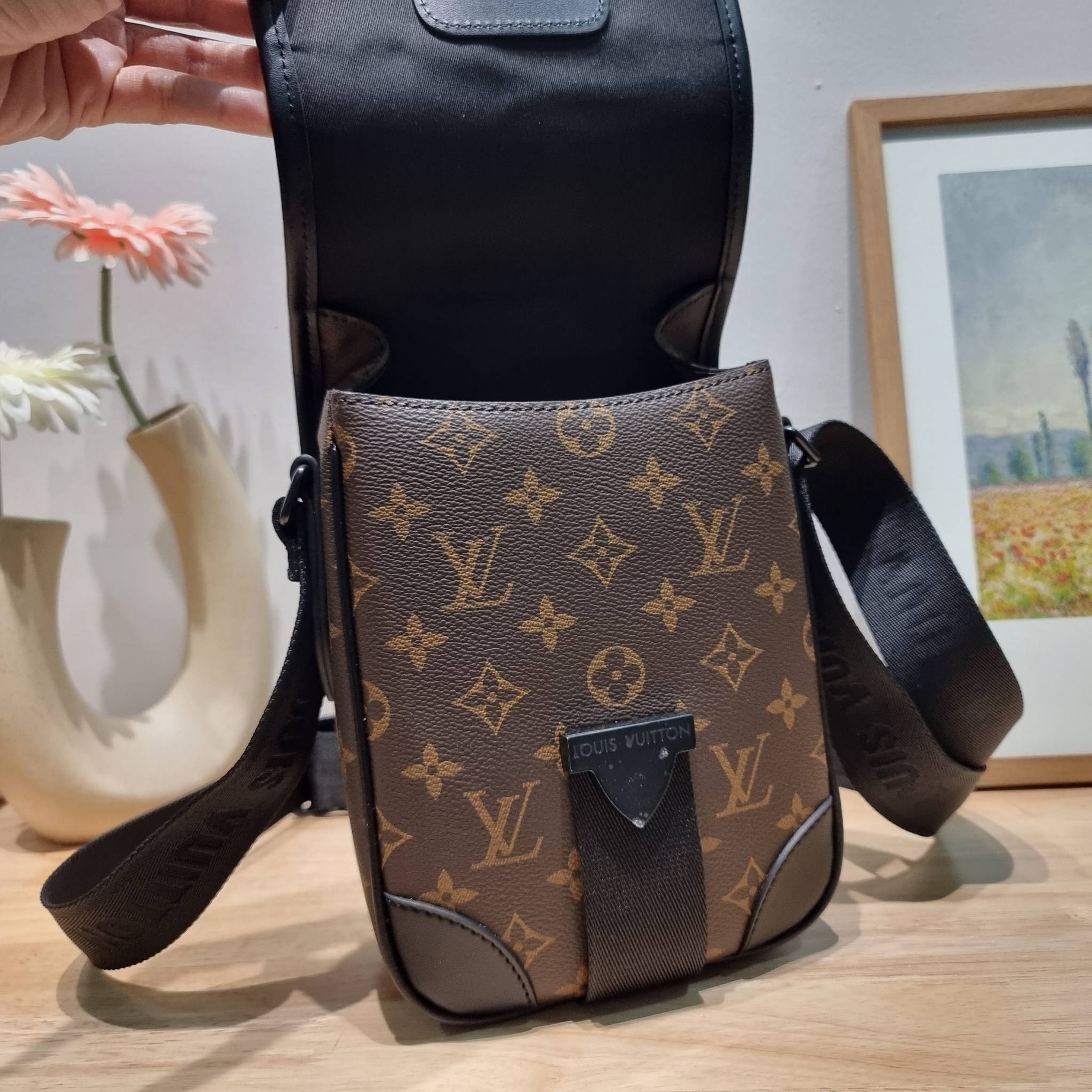 LV S-Lock Vertical wearable wallet กระเป๋าสะพายข้างสำหรับหนุ่มๆ LV crossbody bag ใหม่ล่าสุด ได้ชิคๆเท่ๆก่อนใคร ไม่ต้องรอพรีฯ ราคาดีวัสดุหนังแคนวาสคุณภาพดี ดีไซน์ดูแพง