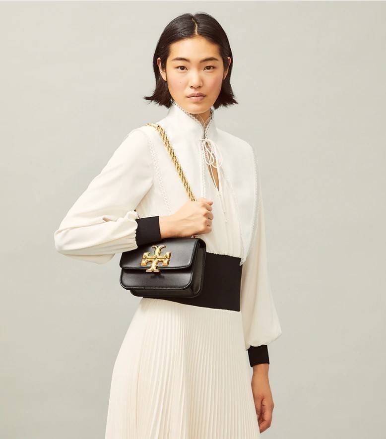 TORY BURCH ELEANOR SMALL CONVERTIBLE SHOULDER BAG ฮอตไอเท็ม รุ่นนี้ขายดีขายหมด สวยหรู คุณหนู ผู้ดี!! หายากมากแล้วน้า กระเป๋าสะพายข้าง ดีไซน์อยู่ทรง ขนาดกำลังสะดวกใช้สำหรับสาว วัสดุหนังแท้เต็มใบ สีทูโทน เปิด-ปิดด้วยแถบแม่เหล็ก ภายในแบ่งสัดส่วนได้เป็นอย่างด