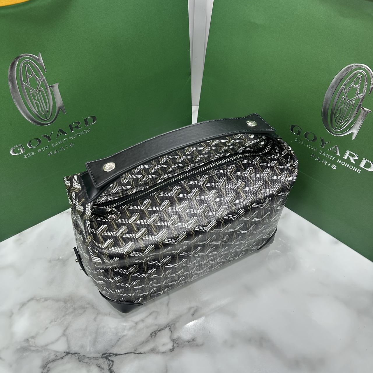ORI หนังแท้ | Goyard Bowling 25 Toiletry Bag / Goyard Pouch กระเป๋าทรงพอช พร้อมสายถือจับถนัดมือใช้งานง่ายกะทัดรัด ตอบโจทย์ความเรียบง่ายแต่คลาสสิก ใช้ได้ทั้งชายหญิง หรูหรา ติดแกรมที่สุด เป็นรุ่นตามหา ที่ตอนนี้มีพร้อมส่งแล้วค่า