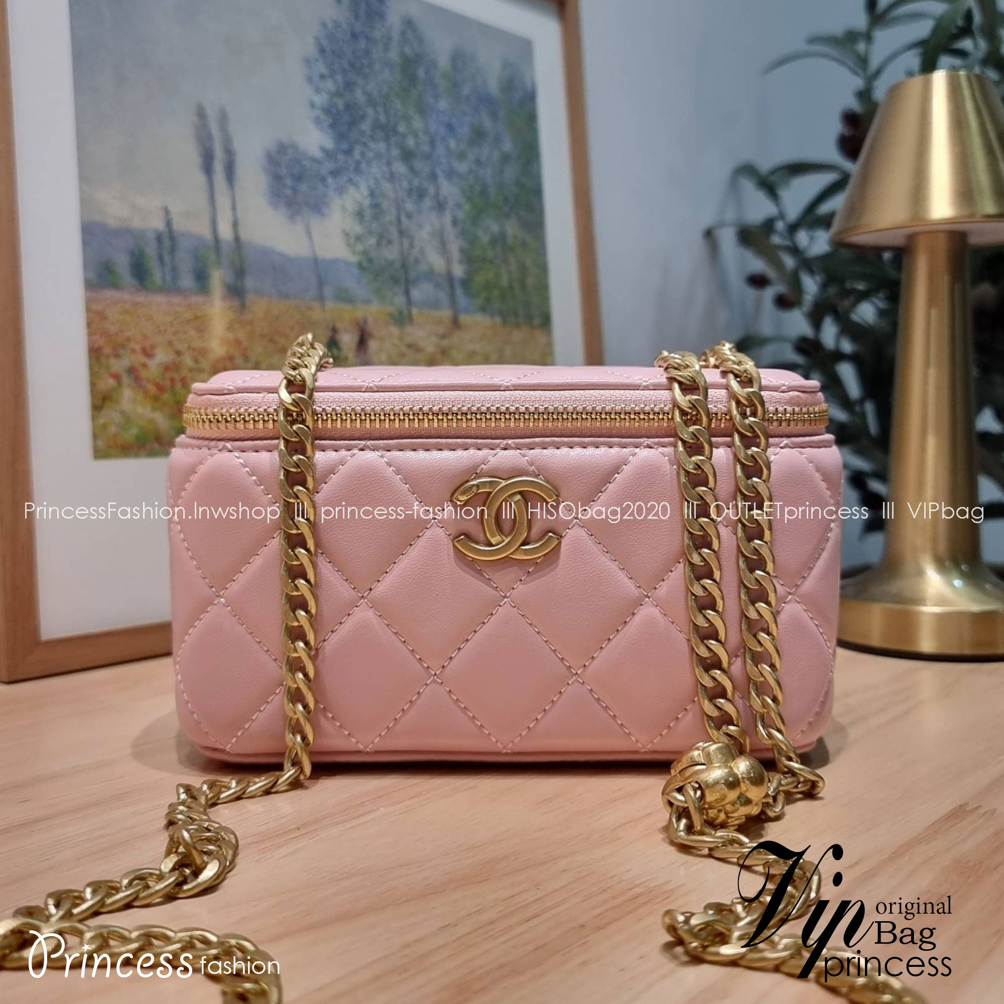 Chanel camellia vanity case bag พลาดไม่ได้เลยกับคอลสุดแซ่บ ดีไซน์ใหม่ 2023 นอกจากความคลาสสิคของรูปทรง ตัวอะไหล่ก็ยังปรับเพิ่มดีเทลความหรู