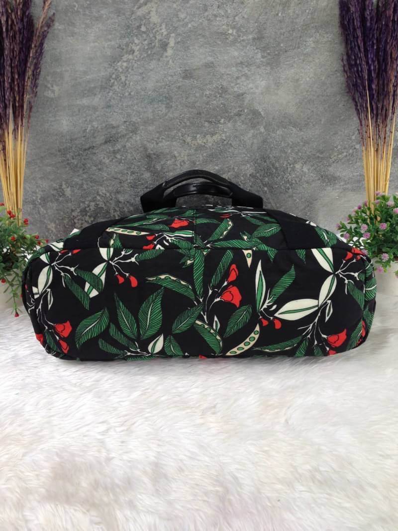 Kipling รุ่น Cicele กระเป๋าสะพายไหล่ใบใหญ่ สวยน่ารัก ตัวกระเป๋าด้านในเป็นช่องโล่งแบบปิดเปิดด้วยซิป มีช่องซิปด้านใน ด้านข้างกระเป๋า มี 2 ช่อง ปิดเปิด ด้วยเทป พร้อมที่ใส่โทรศัพท์ ปากกา และ MP 3 ในส่วนด้านใน และ ด้านข้างกระเป๋า ซ้าย-ขวา เป็นช่องขนาดเล็กสำหรั