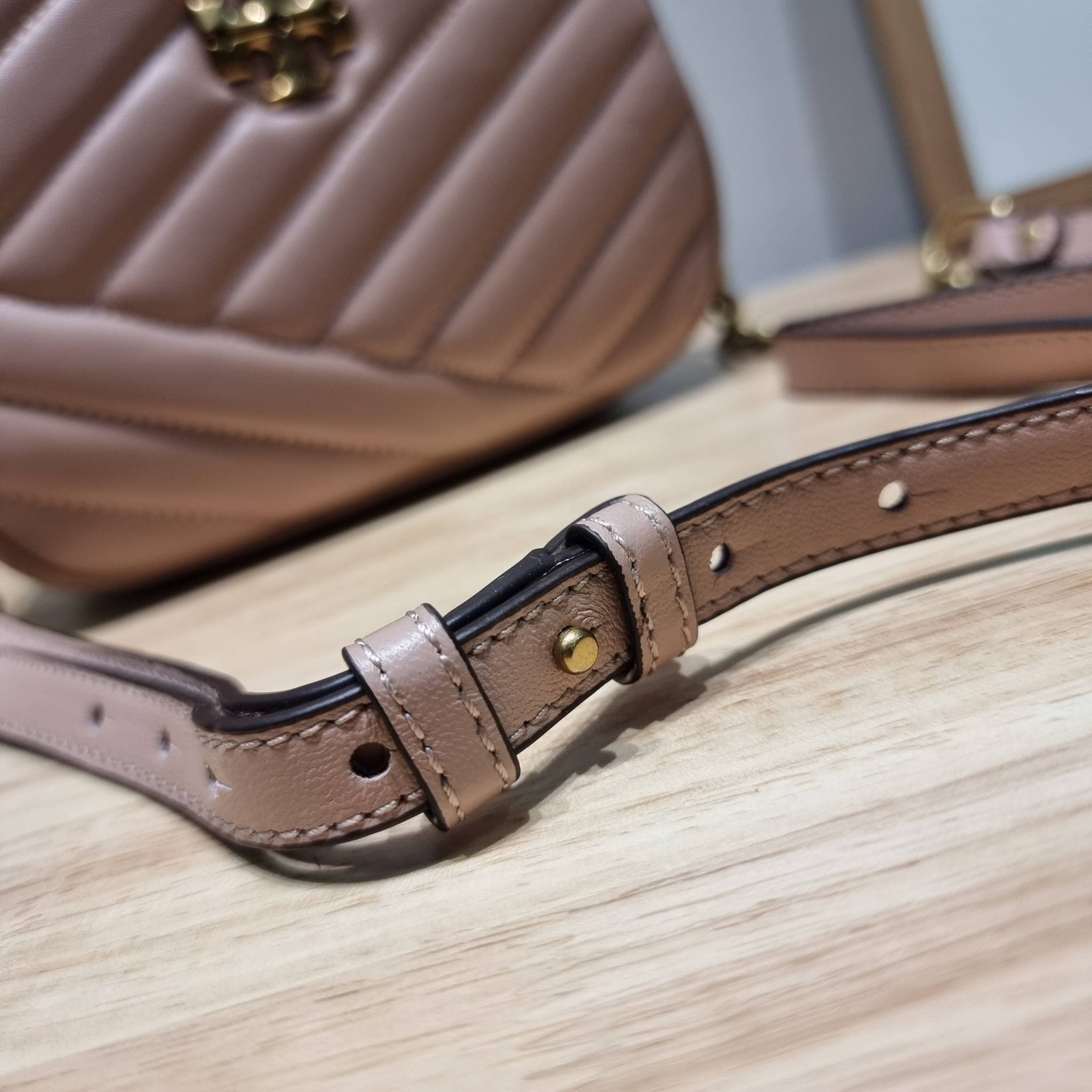 TORY BURCH KIRA CHEVRON SMALL CAMERA BAG / TORY CAMERA BAG / TORY BAG พร้อมส่ง 4 สี กระเป๋าสะพายทรงกล้อง ขนาดกะทัดรัด ไซส์สะพายคล่องตัว ดูหรู ลูกคุณหนู