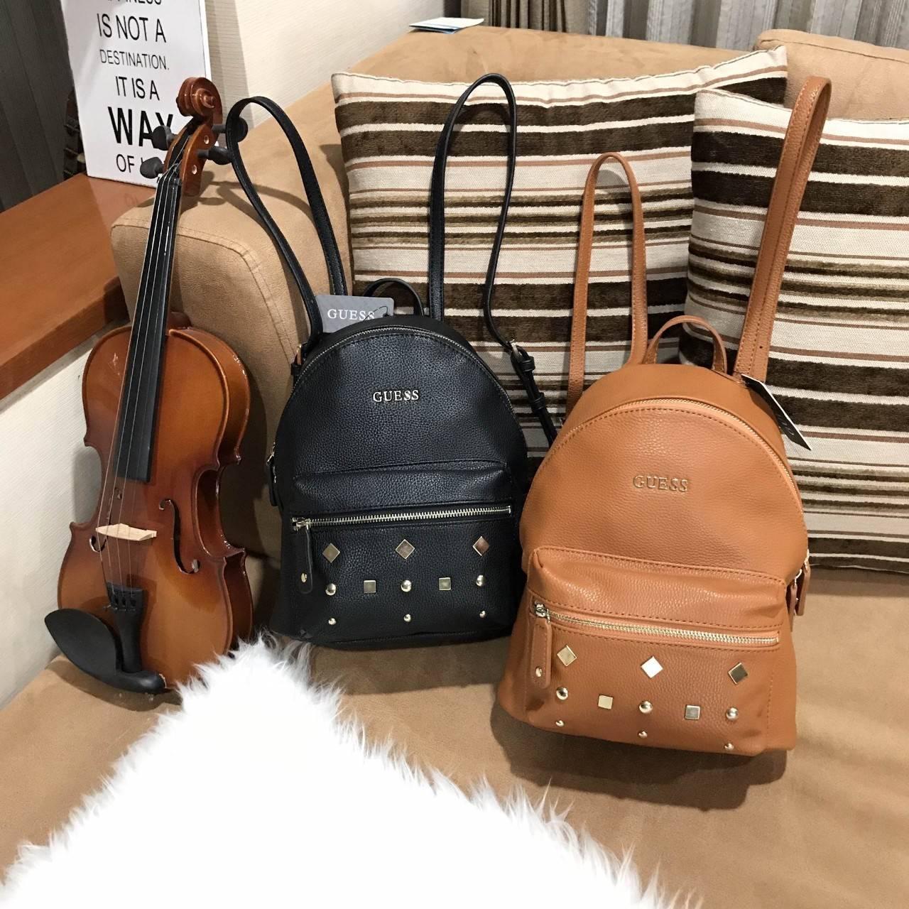 GUESS CANSON BACKPACK ของแท้❗️กระเป๋าเป้หนังเนื้อนิ่มสัมผัสคล้ายหนังแท้ ด้านหน้าแต่งหมุดกิ๊ปเก๋ เปิดปิดด้วยซิปสะดวกใช้ ด้านในบุผ้าแบรนด์ มีช่องใส่ซิปและช่องใส่ของจุกจิก ขนาดกำลังดีค่ะ น้ำหนักเบา สีสวย สายสะพายปรับได้ฟรีเลยค่าใบนี้ แนะนำมากๆค่า