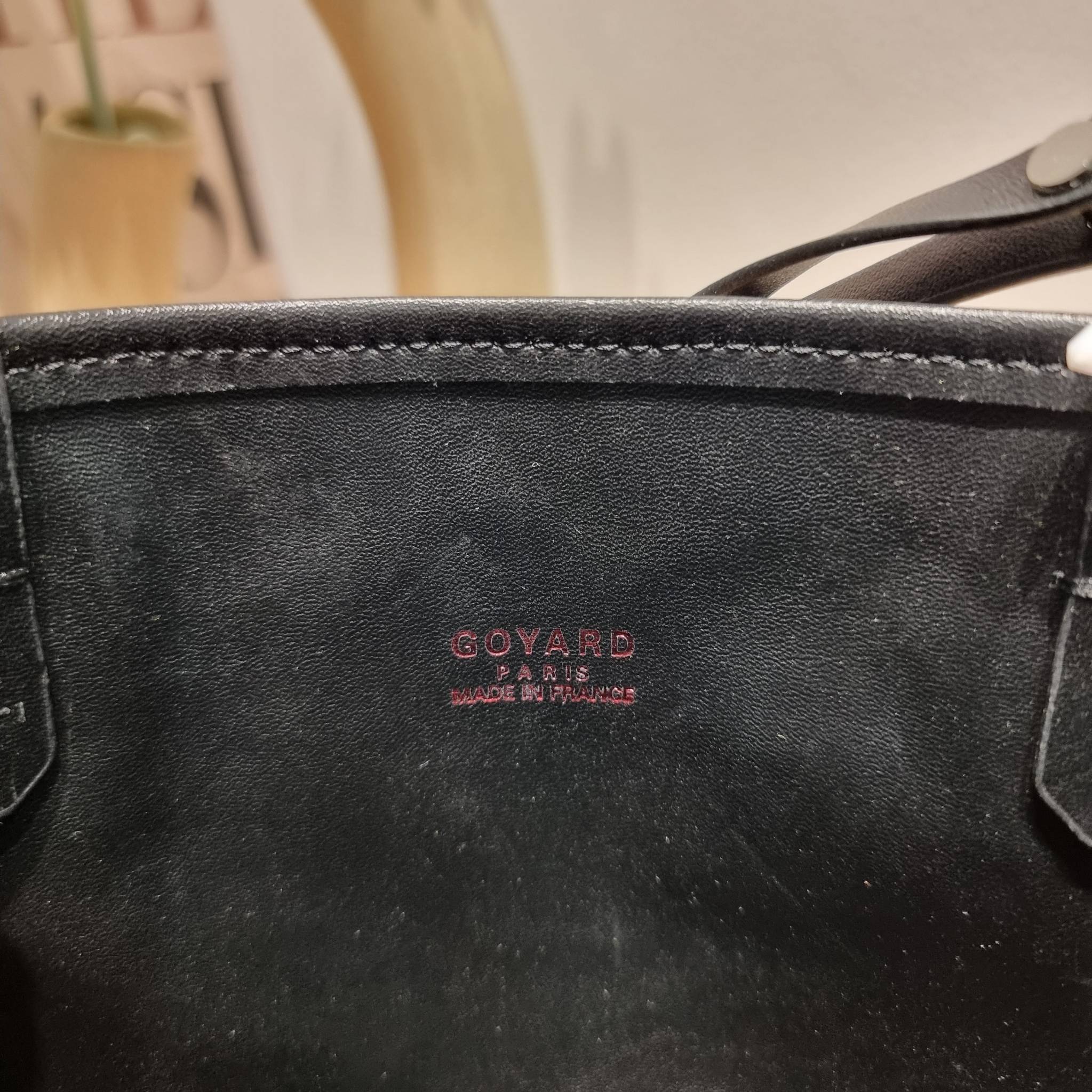 GOYARD MINI ANJOU REVERSIBLE TOTE ฮอตไอเท็ม กับกระเป๋าสะพายทรงโท้ท ไซส์มินิ กะทัดรัดมาก มาครบสีขายดี เลิศทุกสี รูปทรงคลาสสิค ดีไซน์เป็นเอกลักษณ์ ใช้งานได้หลากหลาย สามารถกลับด้านใช้ได้แบบไม่มีเบื่อ