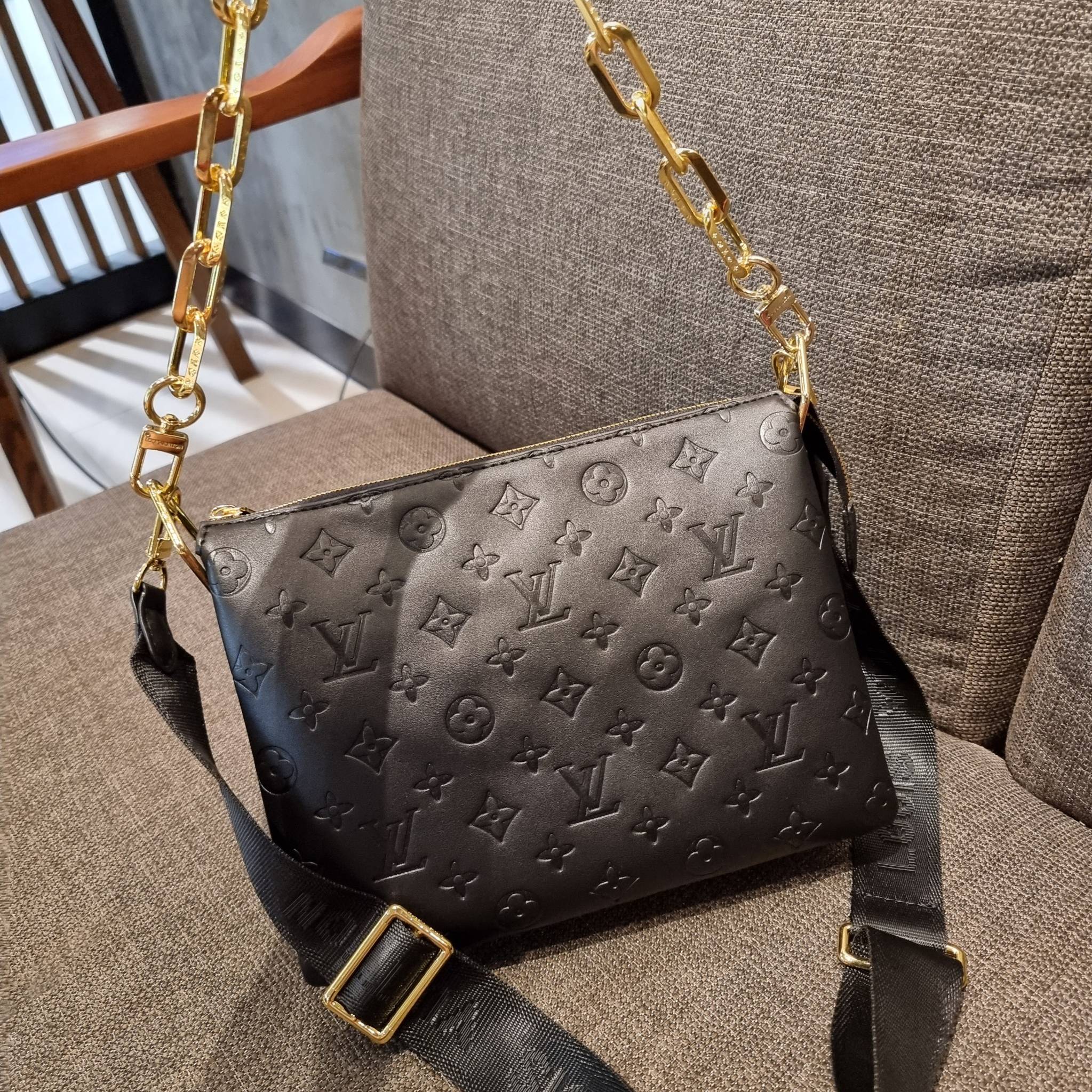 LV HANDLE POUCH MONOGRAM กระเป๋าสะพายกึ่งคลัชท์ สุดล้ำ ใหม่ล่าสุดมาแรงมาก ด้วยความสวยปังตั้งแต่แรกเห็น วัสดุหนังแกะปั๊มลายสวยคม มาพร้อมสาย 2 เส้น เลิศๆ มีสายโซ่ที่มีดีเทลละเอียดไม่ซ้ำ และสายสปอร์ตครอสบอดี้ ที่จะคล้องไว้ทั้งสองเส้นก็ดีงาม หรือสลับใช้ตามลุค