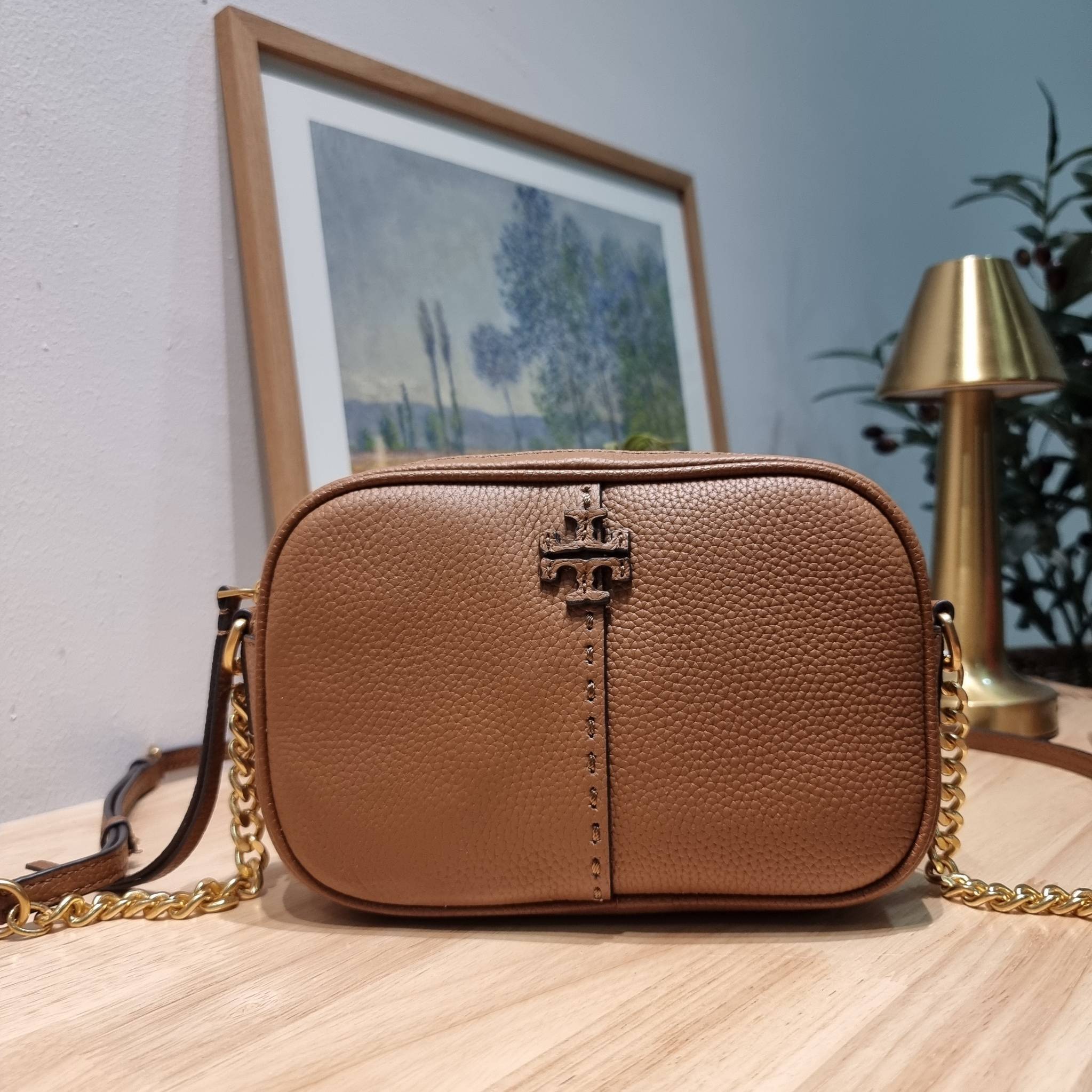 TORY BURCH MCGRAW CAMERA BAG ใหม่จากคอลเลคชั่นสุดคลาสสิค กับกระเป๋าสะพายข้าง ทรงกล่องไซส์กะทัดรัด น้ำหนักเบา ใช้งานง่ายด้วยซิปรูดเปิดปิด แมทช์ได้กับทุกสไตล์การแต่งตัว