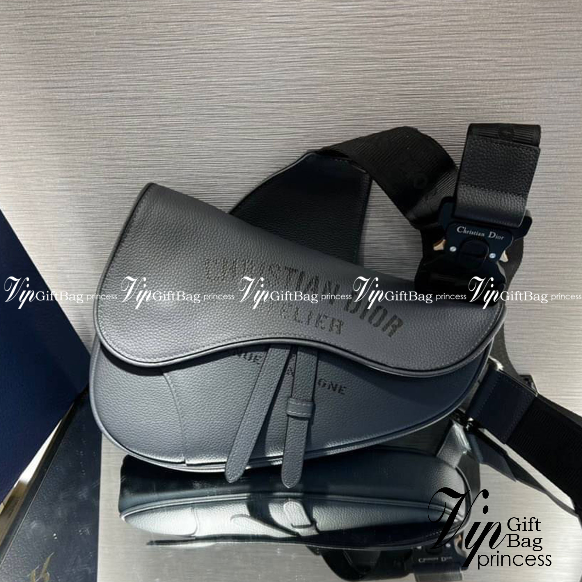 Dior Saddle Atelier bag / DIOR DARK GRAY GRAINED CALFSKIN WITH ATELIER SIGNATURE SADDLE BAG / Dior men saddle bag เกรดเทพออริจินอล หนังแท้ ภาพถ่ายจากสินค้าจริง ใช้งานต่างประเทศได้