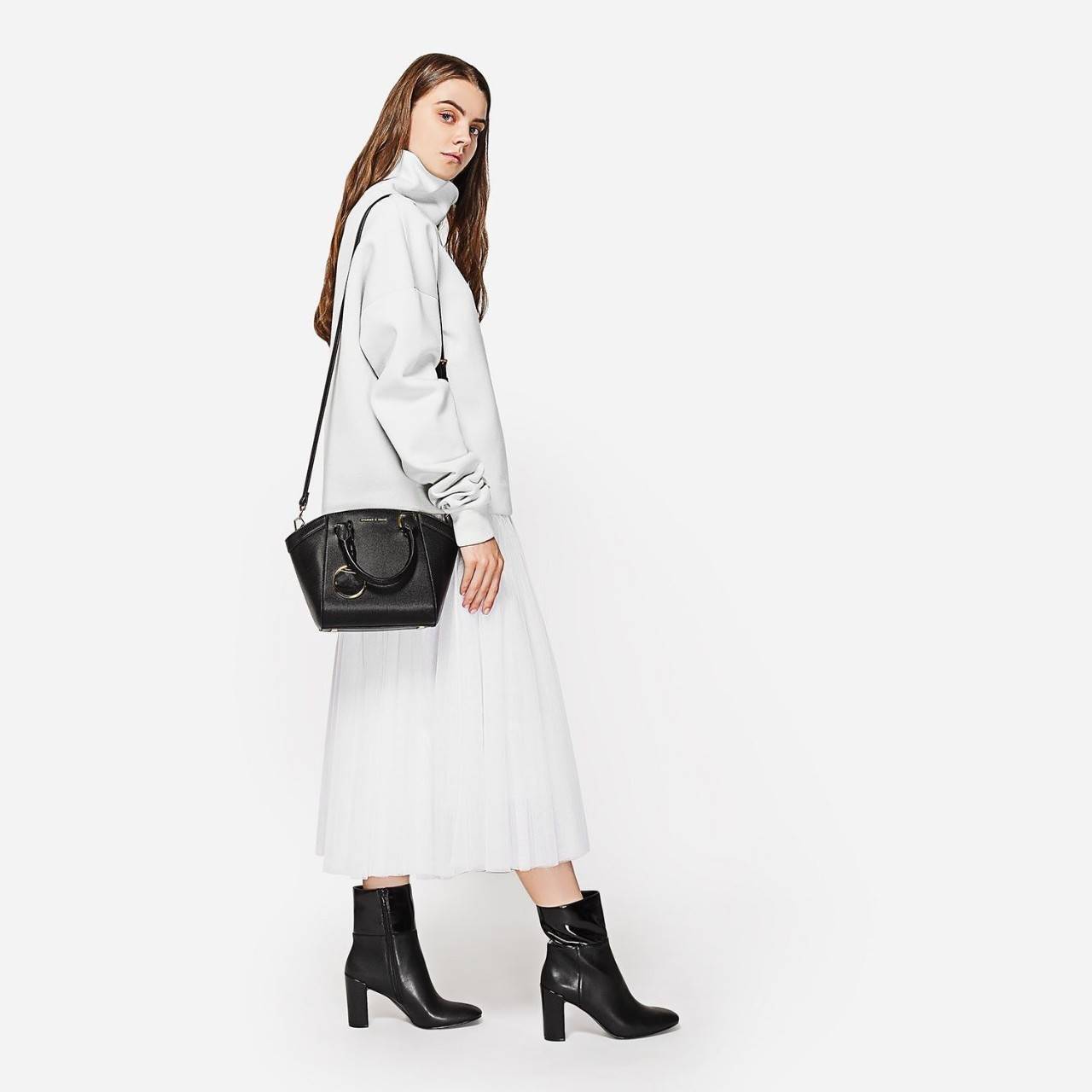 CHARLES & KEITH CITY BAG กระเป๋าถือหรือสะพาย ตั้งอยู่ทรงสวย มีโลหะรองฐาน เปิดปิดด้วยซิปเดียว ภายในมี 2 ช่องเล็กด้านหน้าประดับด้วยกระจกทรงกลม ใช้งานได้จริง ปั้มโลโก้แบรนด์ มาพร้อมสายสะพายยาว ปรับระดับและถอดสายได้ หูพับลงได้ น้ำหนักเบา ต้องมีไว้ครอบครองสักใ