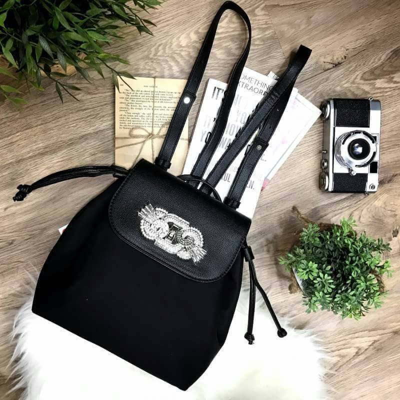 ZARA GAM DETAIL BLACK BACKPACK 2017 กระเป๋าเป้สีดำ ขนาดกำลังน่ารัก ด้านหน้าประดับเพชร และ crystal เพิ่มความ สวยหรู Diamante collection เปิดปิด ด้วยล็อคบิด ภายในมีโลโก้ และช่องใส่ของ พร้อมสายสะพาย โซ่ต่อหนัง ปรับระดับได้ ตัวจริงสวยหรูดูดีเข้าได้กับทุกชุดค่