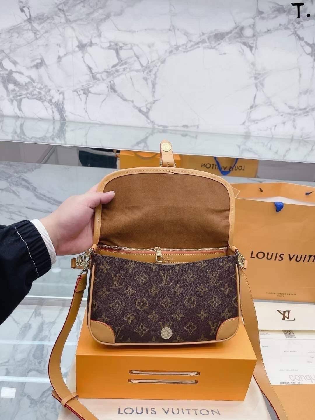 LV DIANE FLEECE BAG ใหม่กับรุ่นที่ทำมาจำนวนจำกัด ดีไซน์ต้อนรับอากาศเย็นๆช่วงส่งท้ายปี กับกระเป๋าสะพายทรงสวย ดีไซน์คลาสสิคซ่อนความหรู ด้วยการตกแต่งขนฟูนุ่ม วัสดุหนังแคนวาสตัดสลับหนังแท้