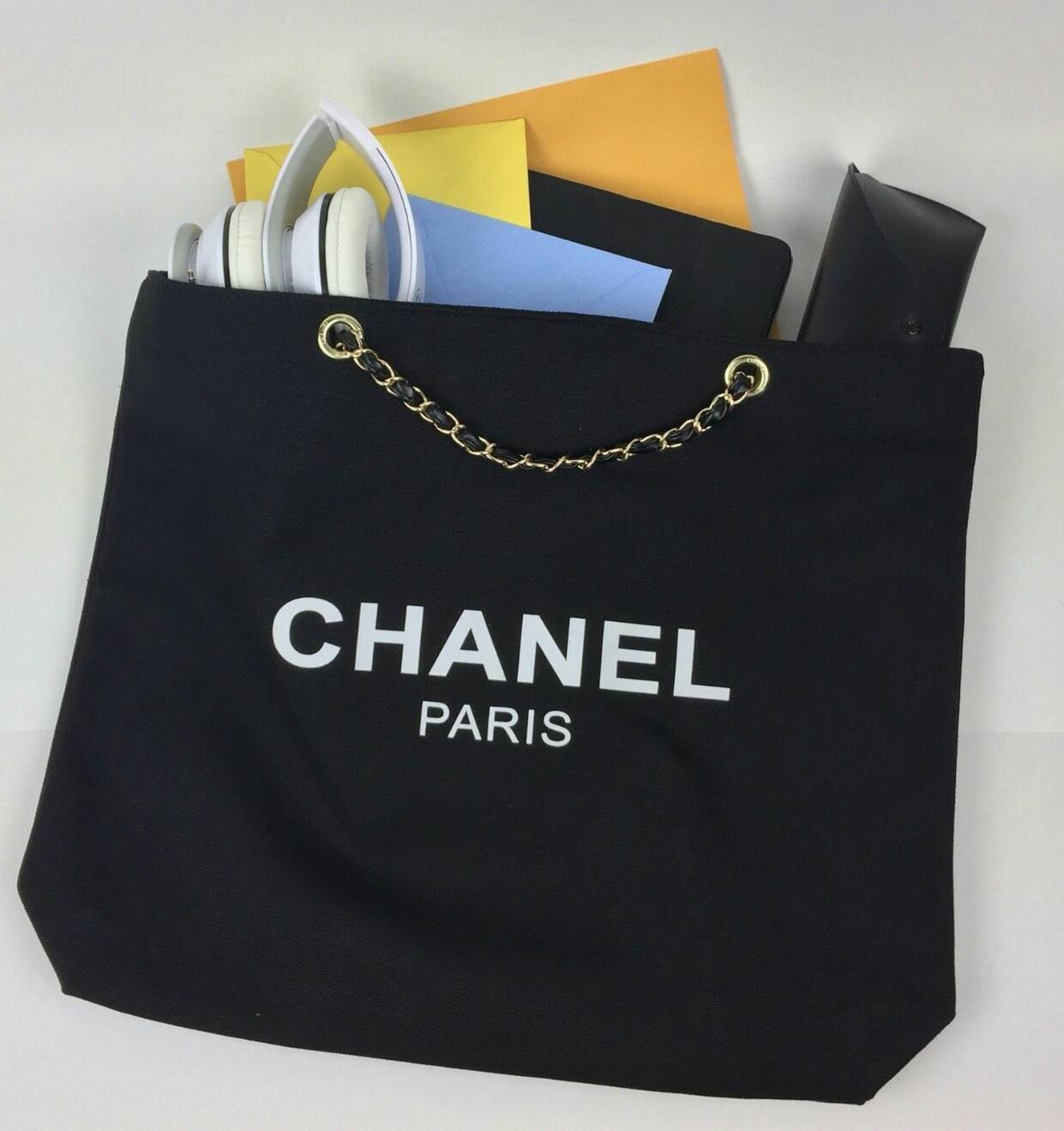 New Arrival!! พร้อมส่งที่ไทย ตามคำเรียกร้อง CHANEL VIP CANVAS TOTE BEAUTY GIFT TOTE CANVAS GOLD HARDWARE CHAIN STRAPS วัสดุทำจากผ้าแคนวาสหนา บุด้วยผ้าซับอีกชั้น ด้านหน้ามีโลโก้แบรนด์ ตรงอะไหล่ปั้มแบรนด์ทุกจุด ตัวสายทำจากโซ่ เรียบ หรู ดูดี ใส่ของได้เยอะมาก
