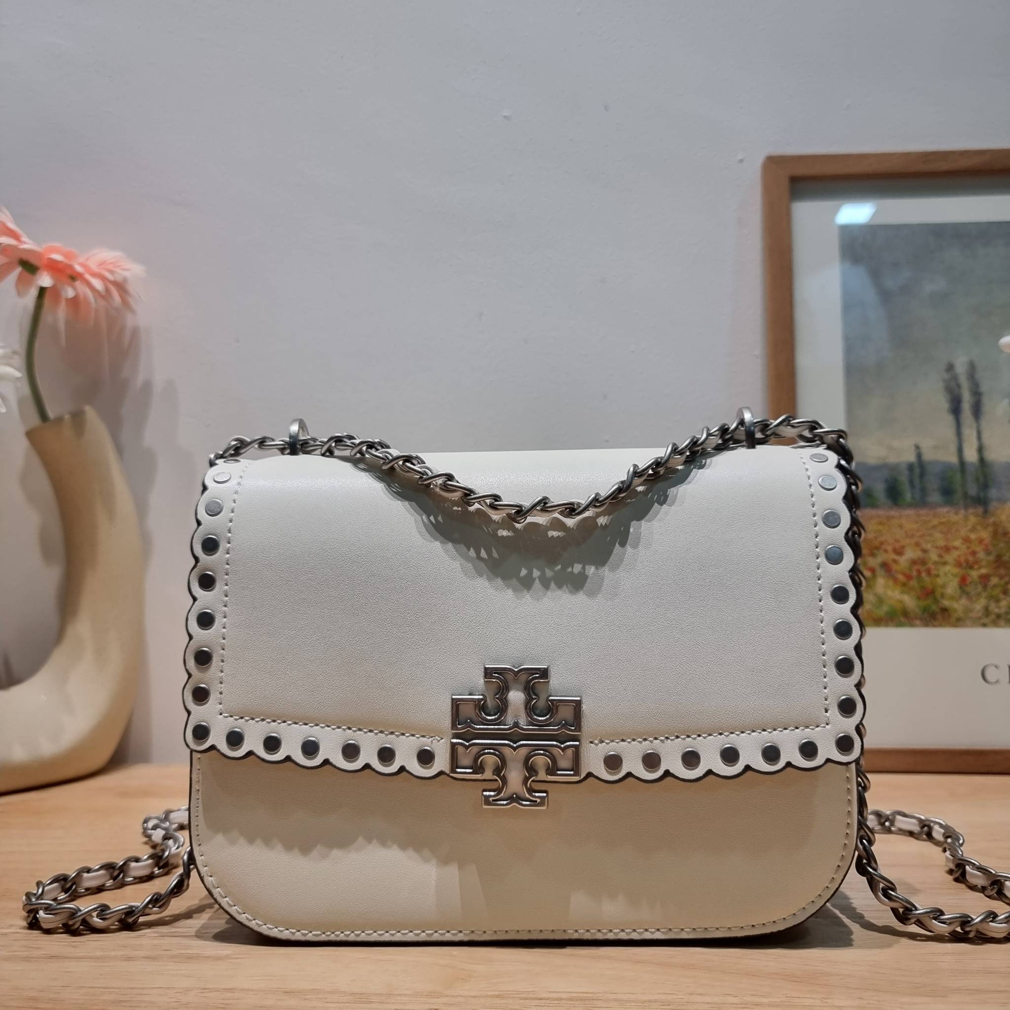 TORY BURCH BRITTEN STUDDED CROSSBODY BAG / Tory Britten Small Adjustable Shoulder Bag คอลเลคชั่นผู้ดี ดีไซน์ใหม่ล่าสุด กระเป๋าสะพายตัวท็อป ที่ตกแต่งด้วยโลโก้และหมุดสวยงาม