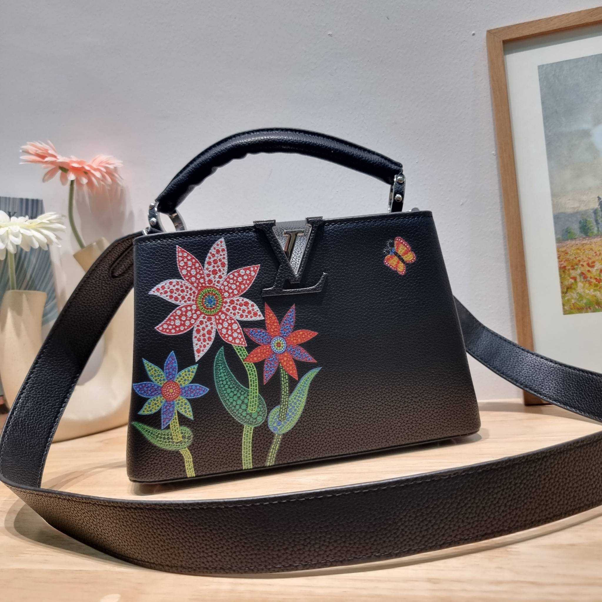 LV x YK Capucines BB / LV Bag พร้อมส่ง กระเป๋าถือสุดหรู ดีไซน์ทรงคลาสสิค ดีงามม้ากกกก!! มาพร้อมหูจับในตัว ด้วยรูปทรงวินเทจ งานปั้มสวยเป๊ะปังตามรูป **รอบนี้จัดราคาพิเศษสุดคุ้ม งานสวยเกินราคาค่ะ