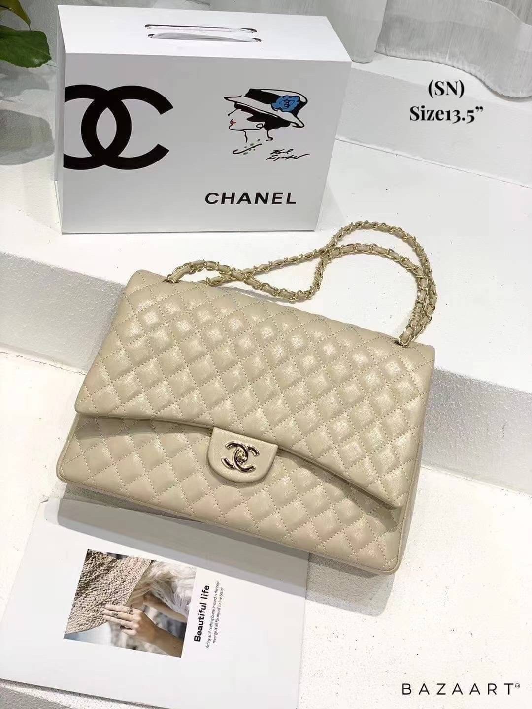CHANEL MAXI CLASSIC 13.5" กระเป๋าสะพายทรงคลาสสิคใบใหญ่ จุของได้เยอะมากๆ งานสวยหรูมาแต่ไกล สวยงามไม่ผิดหวังค่ะ