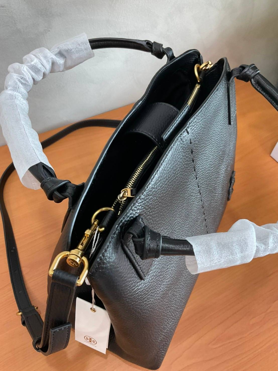 TORY BURCH Mcgraw Satchel Tote Bag (Size L) กระเป๋าถือ/สะพาย Crossbody วัสดุหนังลูกวัวแท้ 100% ด้านหน้าประดับโลโก้หนัง ตัดเป็นรูปตัว T สัญลักษณ์แบรนด์ ตัวกระเป๋าเดินด้ายเล่นลายเพิ่มลูกเล่น เพื่อความเก๋!!