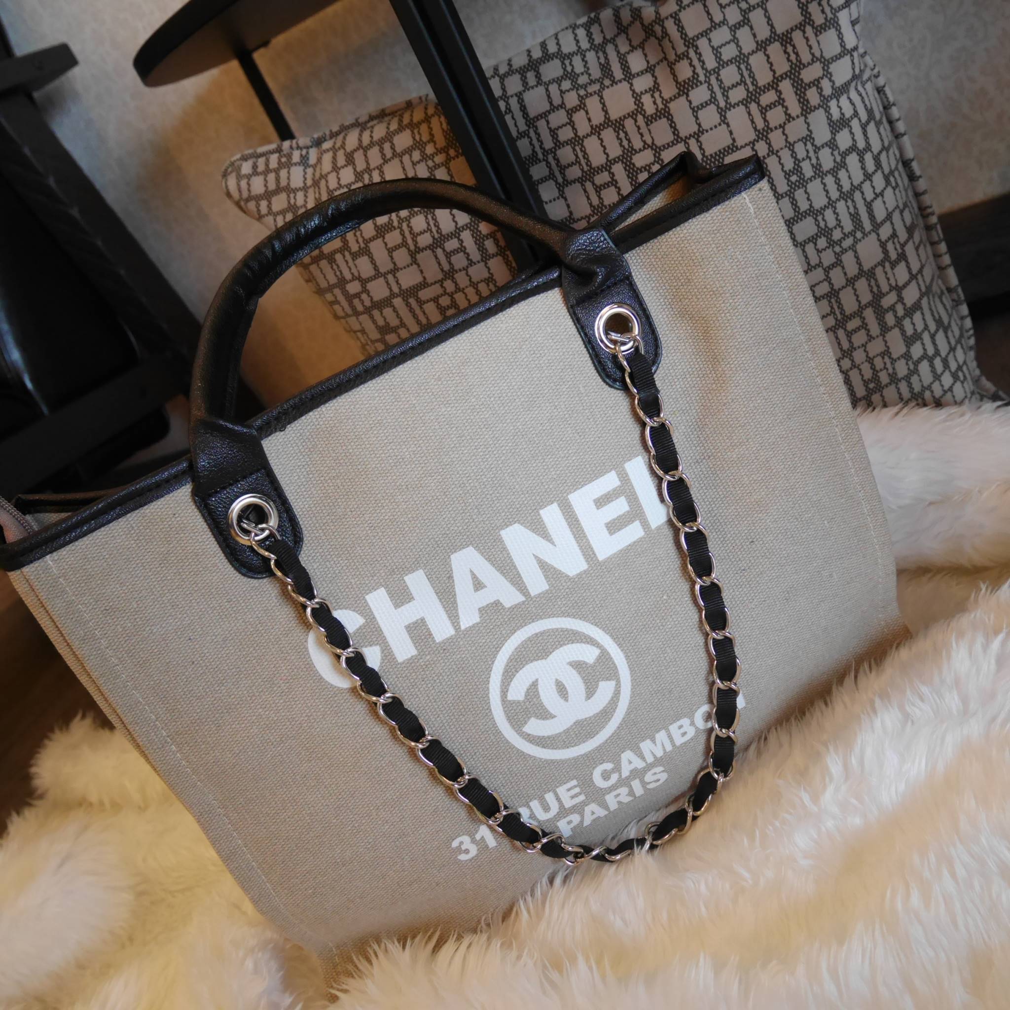 สินค้าขายดีที่สุดในสองปี **กลับมาอีกแล้วคะ งาน พรีเมี่ยมกิ้ฟจากแบรนด์ Chanel กระเป๋า ทรง Tote ผ้า canvas เนื้อหนาอย่างดี มีซับใน ด้านหน้าเพ้นโลโก้แบรนด์หรู **จุดเด่นที่ หูจับมี 2 แบบคือ แบบสายหนัง และ โซ่ สามารถ สะพายไหล่ได้คะ ใบใหญุจุของคุ้ม แต่น้ำหนักเบ