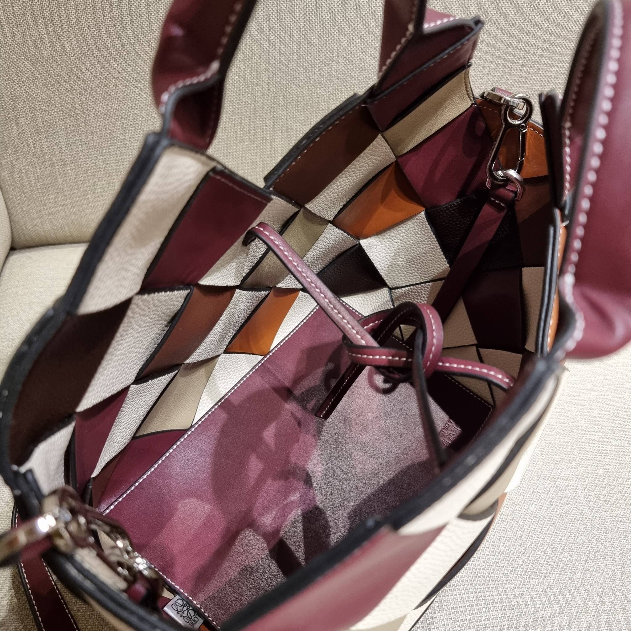 VIP 】LOEWE SURPLUS LEATHER WOVEN BASKET BAG IN CLASSIC CALFSKIN ใหม่ล่าสุดและสวยที่สุด กระเป๋าสะพานที่ถักทอด้วยความปราณีต โดดเด่นด้วยสีที่จับมาคอนทราสได้ลงตัว ใบใหญ่จุได้แบบเน้นๆ วัสดุหนังวัวแท้เต็มใบ หรูเลิศ ปากกระเป๋ามีสายหนังสำหรับผูกรวบปากกระเป๋า ภายใ