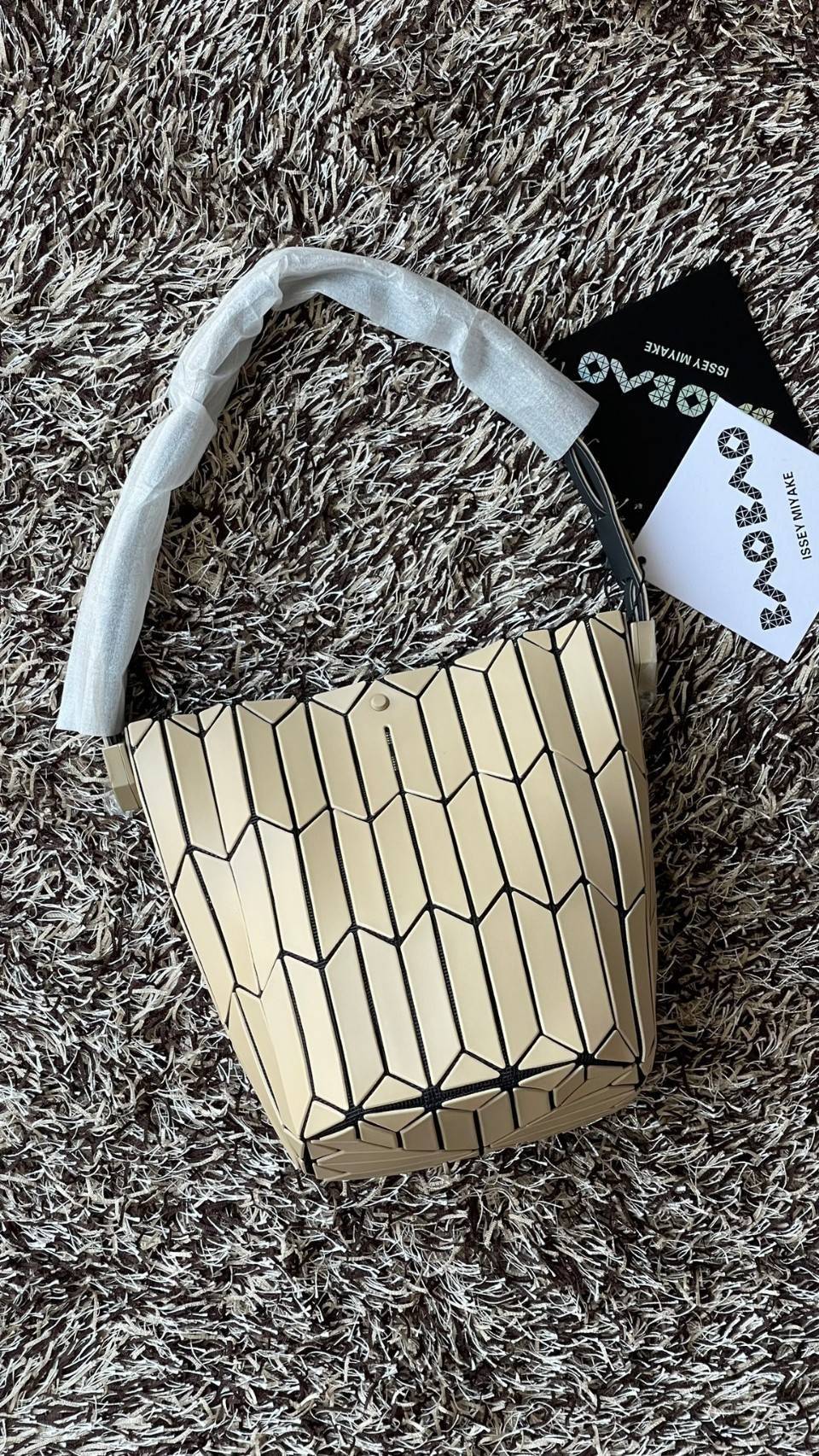 small : BAO BAO ISSEY MIYAKE SMALL BUCKET เป็นกระเป๋าบัคเก็ตขนาดเล็กสามารถใช้ใส่กระเป๋าสตางค์และโทรศัพท์มือถือได้ ซีรีย์ใหม่นี้มีจุดเด่นที่แผ่นรูปทรงสี่เหลี่ยมด้านขนานในแนวตั้ง เกิดเป็นรูปทรงสามมิติ