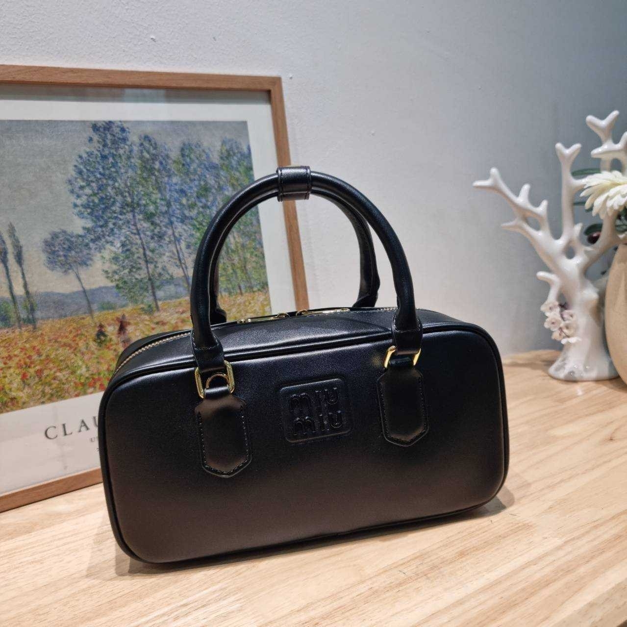 MIU MIU ARCADIE LEATHER BAG M, Geniş 27cm กระเป๋าถือ/สะพายสุดชิค น่ารักๆเก๋ๆ ดีไซน์เรียบแต่มากมีอยู่จริง สวยดูแพง