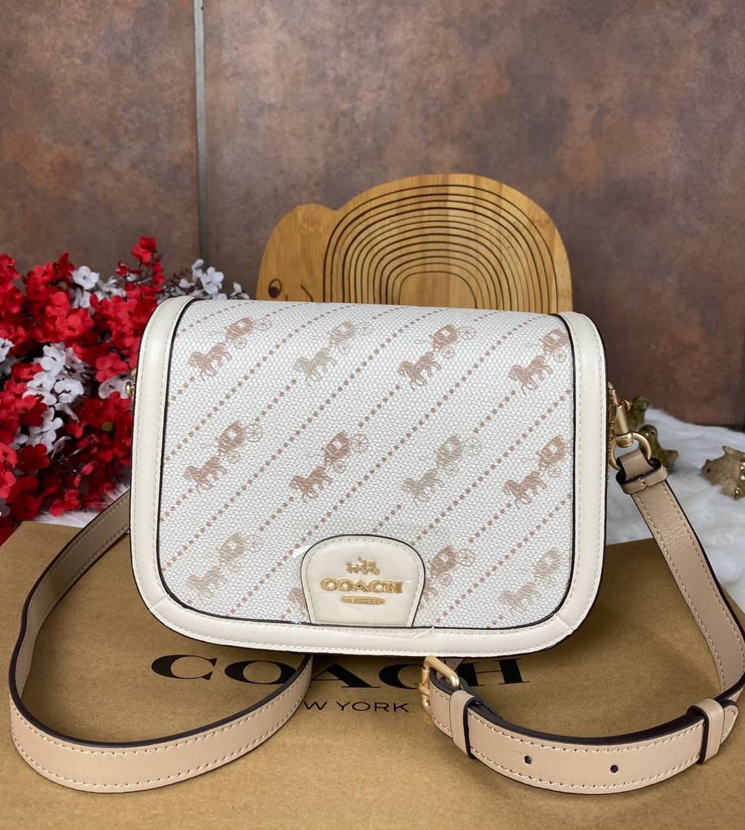 OUTLET 】COACH SADDLE BAG WITH HORSE AND CARRIAGE DOT PRINT (COACH C4059) กระเป๋าสะพายข้าง ลายม้าและรถลาก item ใหม่ที่สาวๆต้องมีนาทีนี้ห้ามพลาด รูปทรงโค้งมน วัสดุ พีวีซี ผ้าใบเคลือบพิมพ์ลายเป็นหนังเรียบ ทนทานและกันคราบสกปรกทั้งสี่ด้านเป็นหนังคุ้มสุดๆ ภายใน