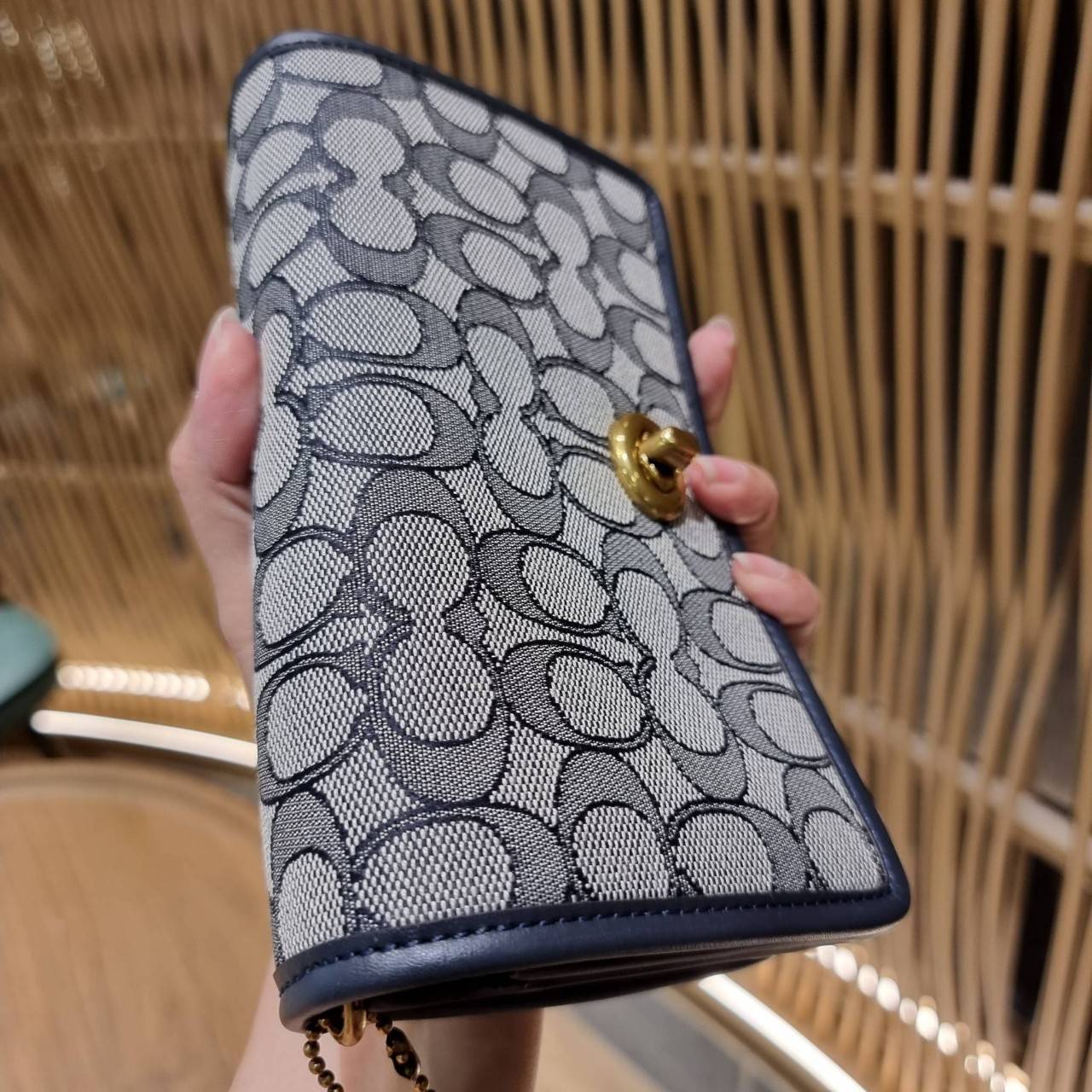 COACH C3824 FOLDOVER CROSSBODY CLUTCH IN SIGNATURE JACQUARD คลัทช์เก๋ๆที่สาวๆตามหา 2IN1 ไปอีกหนึ่ง!! กระเป๋าสะพายทรงคลัชท์ ใช้งานได้ถึง 2 แบบ จะพกเดี่ยวๆแทนกระเป๋าสตางค์ หรือคล้องสายสะพายข้าง สะพายชิคๆคูลๆ ก็ได้อีก มันดีงามมากทุกสี เพราะความละมุนของผ้า ja