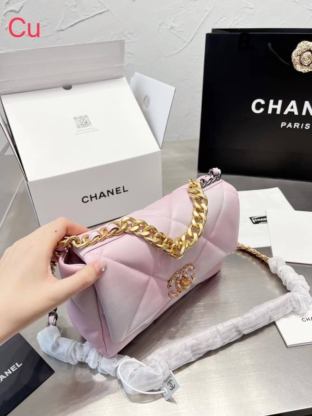 CHANEL 19 FLAP BAG กระเป๋าสะพายทรงคลาสสิค โทนสีหวานละมุน หนังนิ่ม เงาขึ้นรูปสวย ดีไซต์สายสะพายโซ่สองสีสลับหนัง ตกแต่งโลโก้แบรนด์ที่ด้านหน้าอะไหล่สีทอง สวยหรูมาแต่ไกล ด้านหลังมีช่องสำหรับเก็บของหนึ่งช่อง สามารถสะพายออกงานได้หลายโอกาส สวยงามไม่ผิดหวังค่ะ