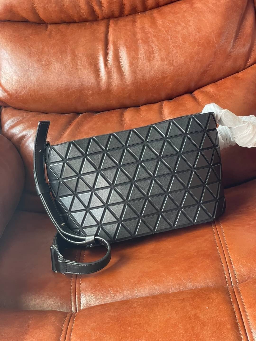 BAO BAO ISSEY MIYAKE Crystal Shoulder Bag งานดีไซน์ที่ดูเรียบง่ายทั้งรูปแบบการใช้งาน มีช่องเปิดปิดแบบซิปเพื่อให้คุณพกพาของมีค่าได้อย่างสบายใจป้องกันสิ่งของตกหล่น