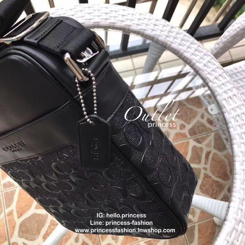 Coach Charcoal bag กระเป๋าสะพาย Coach ผู้ชาย ลาย c นูน ทรงสี่เหลี่ยมผืนผ้า สามารถใส่ iPad ได้ ภายในกว้าง มีช่องเล็กๆหลายช่องพร้อมมีช่องซิปเล็ก 1 ช่อง กระเป๋าทรงรูปตั้งได้ มีสายสะพายยาว crossbody ได้ สายสามารถปรับระดับได้ สะพายไปทำงานหรือเที่ยวได้ทุกโอกาส