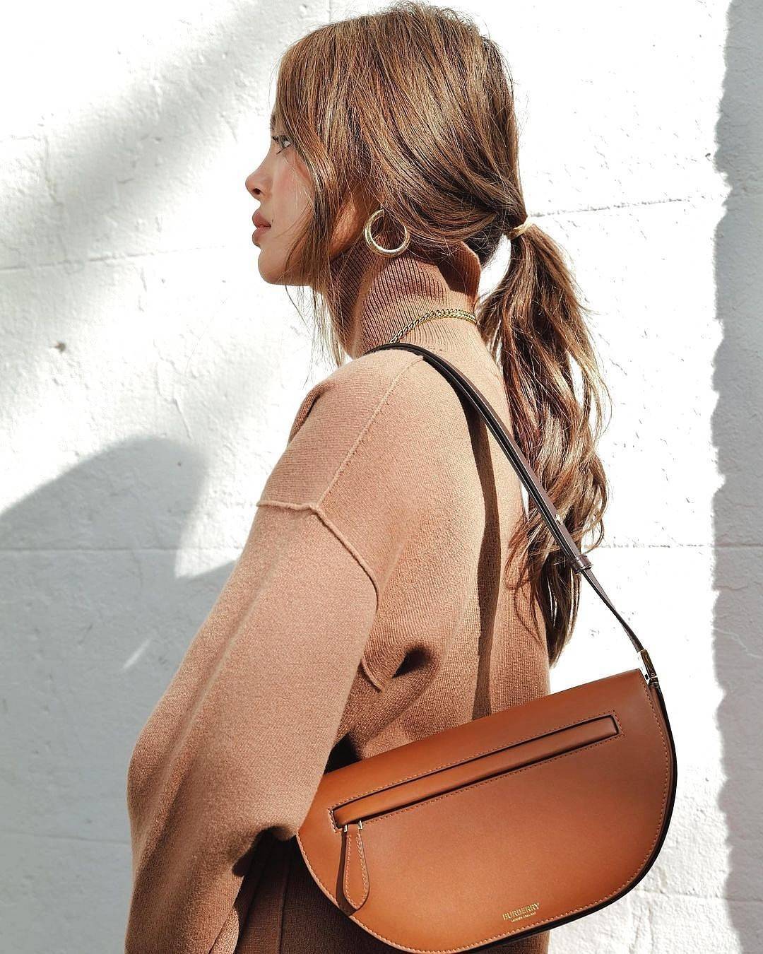 BURBERRY FRAGRANCES HALFMOON BAG VIP GIFT WITH PURCHASE (GWP) กระเป๋าสะพายพรีเมี่ยมกิ๊ฟ Limited Edition รุ่นใหม่จากน้ำหอม BURBERRY DUTY FREE วัสดุหนังแท้ CalfSkin ดีไซน์สวยหรูอยู่ทรงมีโลโก้แบรนด์และช่องซิปด้านหน้า ด้านหลังมีช่องใส่ของ เปิดปิดด้วยฝาปิดแม่เ