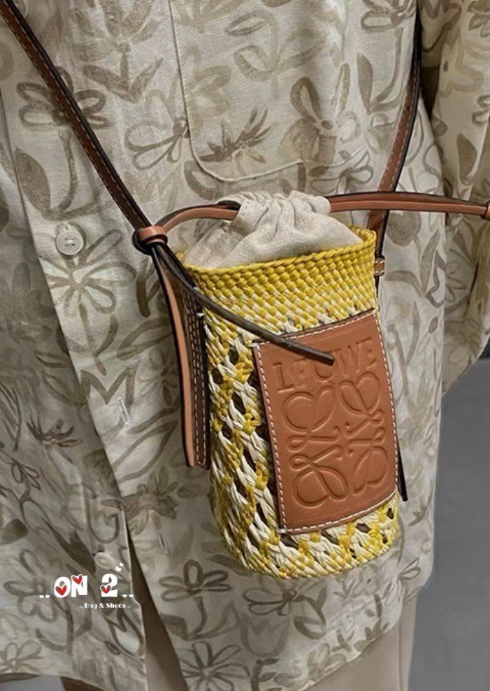 LOEWE Cylinder Pocket in iraca palm and calfskin กระเป๋าสาน สไตล์มินิมอล ไซส์มินิตะมุตะมิ น่ารักไม่ไหว แล้วคือดีต่อใจ แมทช์ง่ายใช้ได้กับทุกลุคค่ะบอกเลย