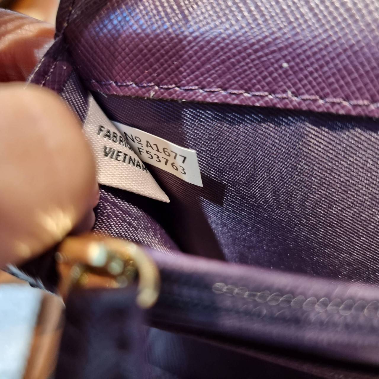 COACH F53763 TRIFOLD WALLET IN SIGNATURE กลับมาแล้วจ้า!! รุ่นขายดี!! 💓 ดีไซน์ใหม่ กระเป๋าสตางค์ใบยาว แถมที่ห้อยใส่บัตรแยกให้ (ถอดออกได้) น่ารักมากๆ ใช้งานง่าย เปิด-ปิดด้วยกระดุม ภายในใส่ธนบัตร ใส่บัตรได้เยอะ ใส่มือถือได้ไปอีก!! จุใจสุดๆ บอกเลยว่าใ