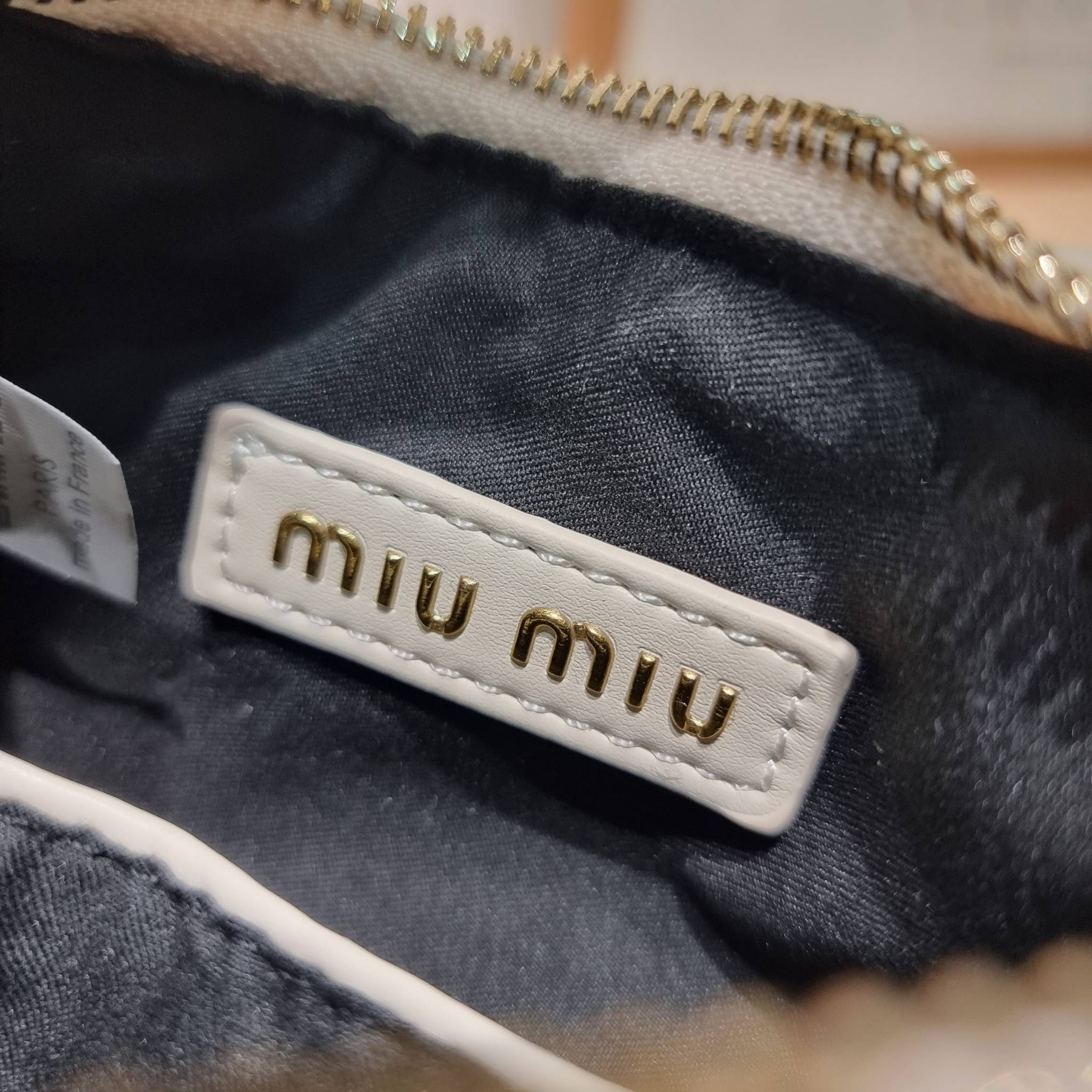 MIU MIU WANDER MATELASSÉ MINI HOBO BAG ไอเท็มสับๆอีกหนึ่ง ที่ต้องมีใช้ได้แล้ว กับกระเป๋าถือ/สะพาย ทรงโฮโบ คิ้วท์สุด ปังสุด ตัวแม่ อินฟลู ดาราเค้าใช้กันเพียบ