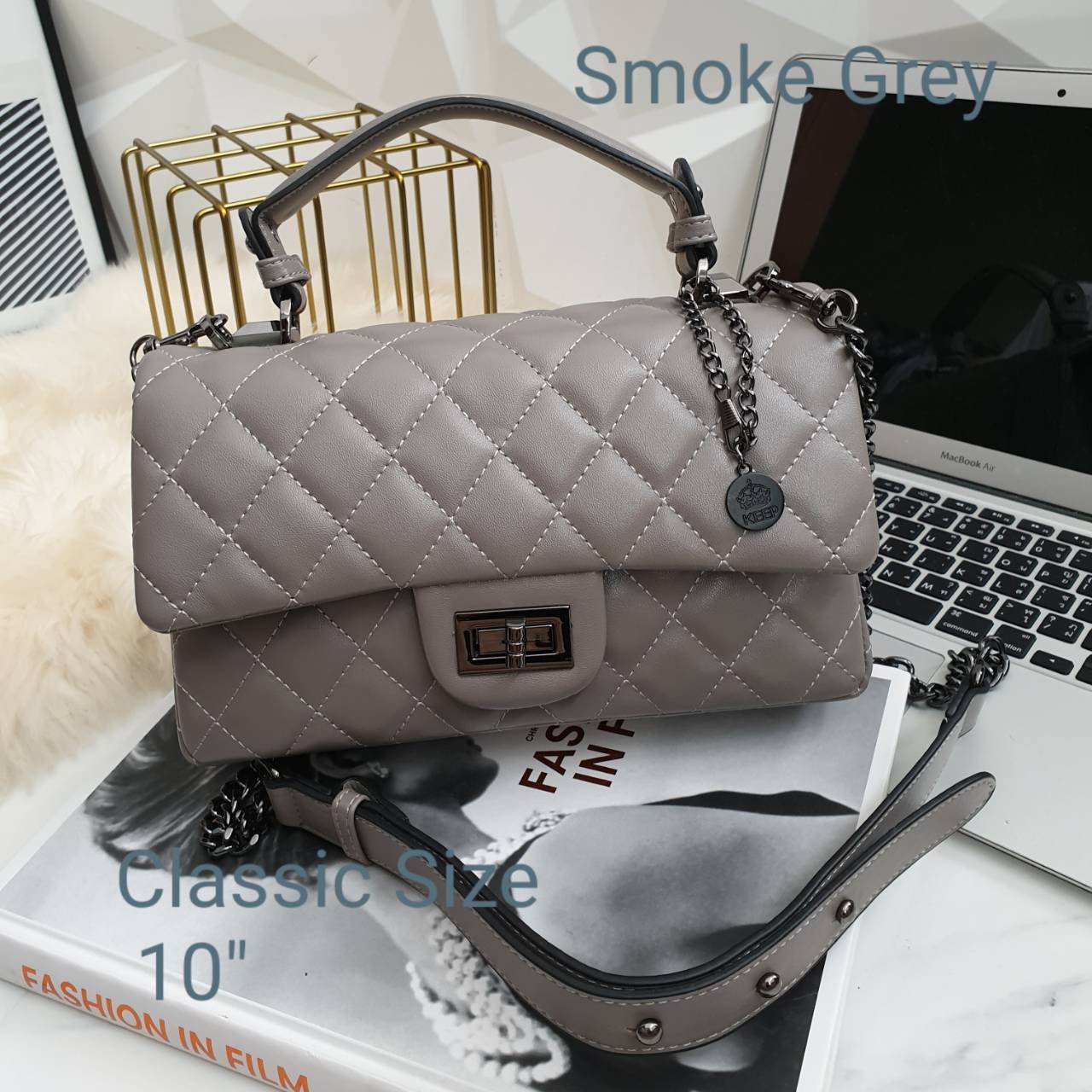 สินค้าเข้าใหม่ KEEP รุ่น Coco chain handbag ✨กระเป๋าทรงหรูวัสดุทำจากหนังแกะสังเคราะห์ หนัง นิ่ม ฟู ตึง สวยอยู่ทรงตามแบบฉบับของแบรนด์ รุ่นใหม่ตัวนี้ปักลายตารางสวยหรู การเย็บประณีตทุกตาราง อะไหล่สีดำ เงา เกรดพรีเมี่ยม ✨รุ่นนี้ดีไซน์มีหูหิ้ว สา