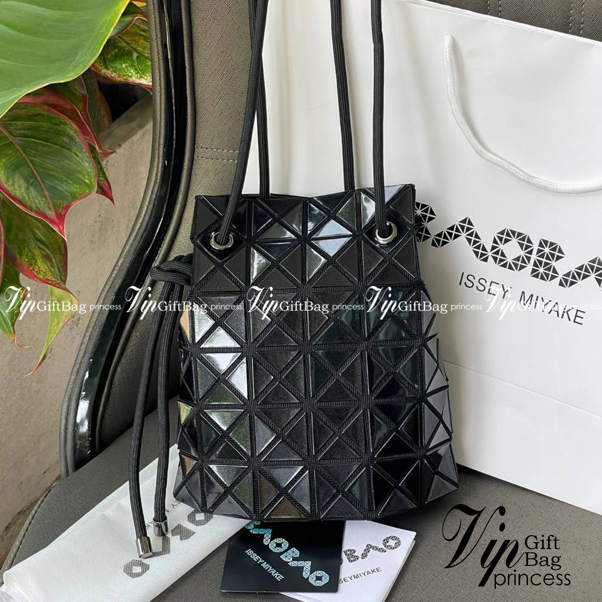 Baobao Issey Miyake Wring Small Bag กระเป๋าสะพายครอสบอดี้พร้อมสายรูดเปิดปิด สามารถปรับความยาวของสายได้ตามสไตล์ความชื่นชอบ ด้วยดีไซน์ทรงน่ารัก เหมาะสำหรับให้สาวๆหยิบใช้ในวันสบายๆ แต่เต็มเปี่ยมไปด้วยความคล่องแคล่ว ไฮไลต์ของซีซั่นนี้คือกระเป๋าที่มาพร้อมกับเช