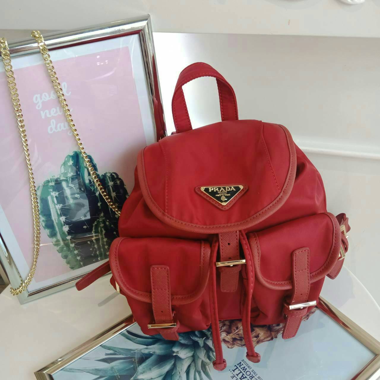 PRADA MINI BACKPACK with chain จากพรีเมี่ยมกิ้ฟจากเคาน์เตอร์แบรนด์วัสดุ Nylon เนื้อหนาคุณภาพดีตามแบบฉบับของแบรนด์ ขนาดมินิน่ารักเว่อร์ เปิดปิดด้วยฝากระดุม น้ำหนักเบา ภายในมี1ช่องซิป ซับใน Polyester 100% มาพร้อมหูหิ้วและสายสะพายเลื่อนปรับได้ ตัวจริงสวยมากๆ