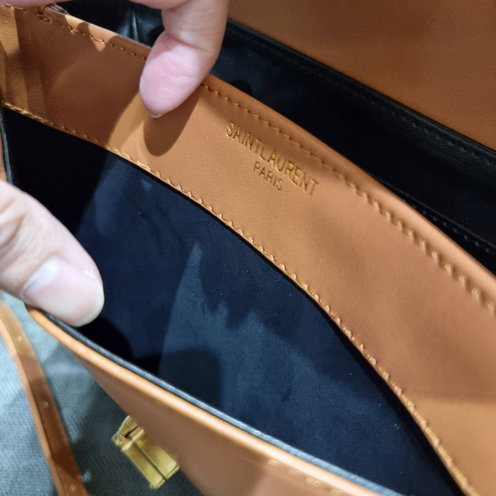 YSL SOLFERINO SATCHEL LEATHER / Yves Saint laurent crossbody bag กระเป๋าสะพายข้าง โลโก้โดดเด่น ดีเทลดูแพงด้วยตัวล็อค ใช้งานง่าย แน่นหนา วัสดุหนังแท้เต็มใบ ภายในเป็นช่องโล่ง ใส่ของสำคัญได้เลยสบายๆ สายสะพายครอส ปรับใช้ได้ตามตัว ใบจริงสวยคม ราคาสุดคุ้มพร้อม 