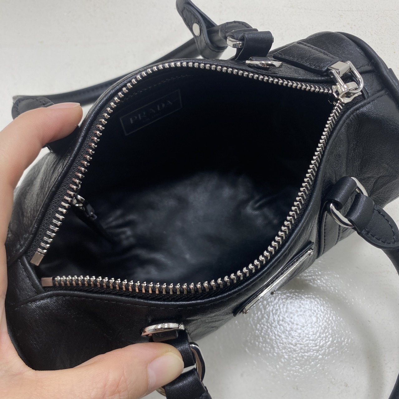 ORI หนังแท้ | Prada Antique leather tote bag Small Handbag in Crumpled กระเป๋าสะพายทรงหมอน ดีไซน์เอฟเฟกต์เท็กซ์เจอร์ที่มีเสน่ห์สไตล์วินเทจ พร้อมทริกห้อยเพิ่มสไตล์สัมผัสที่โดดเด่นและร่วมสมัยยิ่งขึ้น