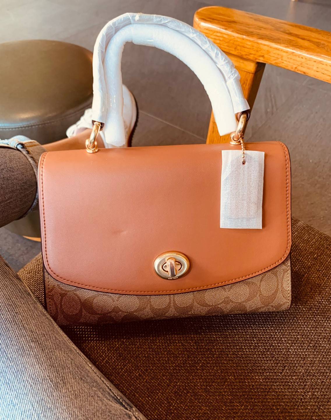 สวย หรู ดูดี รุ่นนี้กัยเลยค่า!! COACH TILLY TOP HANDLE SATCHEL IN SIGNATURE ((76620)) พร้อมส่งความสวย ห้ามพลาดค่ะ! กระเป๋าหิ้ว//คล้องมือ//สะพายข้างได้ ทรงสวย หนังแท้เรียบ+ลายCได้สวยงามค่ะ เปิดปิดกระเป๋าแบบหมุนล็อค ภายในมีช่องหลักใส่ของ2ช่อง สามารถใส่กระเป