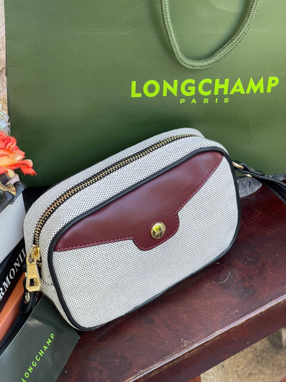 Longchamp Roseau Canvas Crossbody Bag ขนาดที่มีความกะทัดรัดมากกว่าและเหมาะกับสรีระของผู้หญิง ทำให้เคลื่อนไหวได้สะดวก สำหรับใครที่ต้องการกระเป๋าแบบใช้งานได้แบบคล่องตัว Longchamp รุ่นนี้สามารถตอบโจทย์ได้ดี ด้วยขนาดและน้ำหนักที่เบามีขนาดกะทัดรัดลงตัว เพิ่มเต