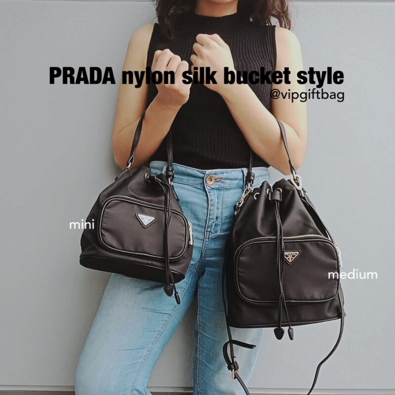 ใครๆก็หลงรัก **ทรงขนมจีบ 🐰 งานพรีเมี่ยมกิ้ฟ จากเคาเตอร์ต่างประเทศ จากแบรนด์ PRADA ค่า เป็นกระเป๋าผ้า nylon silk เนื้อหนาซับในอย่างดี จุดเด่นคือ กระเป๋าสามารถ จุของได้เยอะมาก ด้านในมีช่องซิปพร้อมช่องใส่ของอีกหนึ่งช่อง น้ำหนักเบา ถือแล้วสวยมากๆ จุขอ