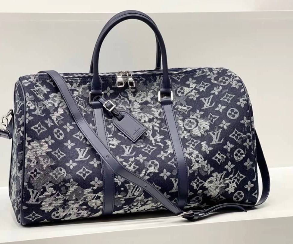 LOUIS VUITTON MONOGRAM DENIM / LV Denim Travel กระเป๋าเดินทาง อีกรุ่นขายดี!!! ของมันต้องมี ♡ มาใหม่ กระเป๋า TRAVEL BAG ใส่ของได้เยอะมาก ทรงสวย พิมพ์ลายชัดเจน มาพร้อมสายสะพายข้างสวยหรู ดูแพงคะ! พร้อมส่งที่ไทย