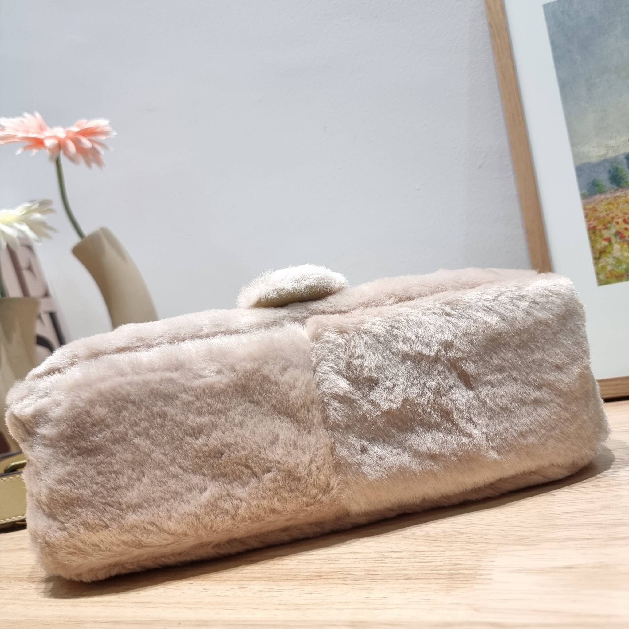 Coach pillow tabby shoulder bag 26 in shearling / COACH LEATHER COVERED C CLOSURE CC445 ใหม่ล่าสุดต้อนรับฤดูหนาว กับคอลเลคชั่นคุณหนู กระเป๋าสะพายไหล่ ดีไซน์วินเทจย้อนยุคตกแต่งขนรอบใบนุ่มฟู สวยลูกคุณมาก!! เปิด-ปิดด้วยกระดุมแม่เหล็ก รับรองแน่นหนา ภายในเป็นช