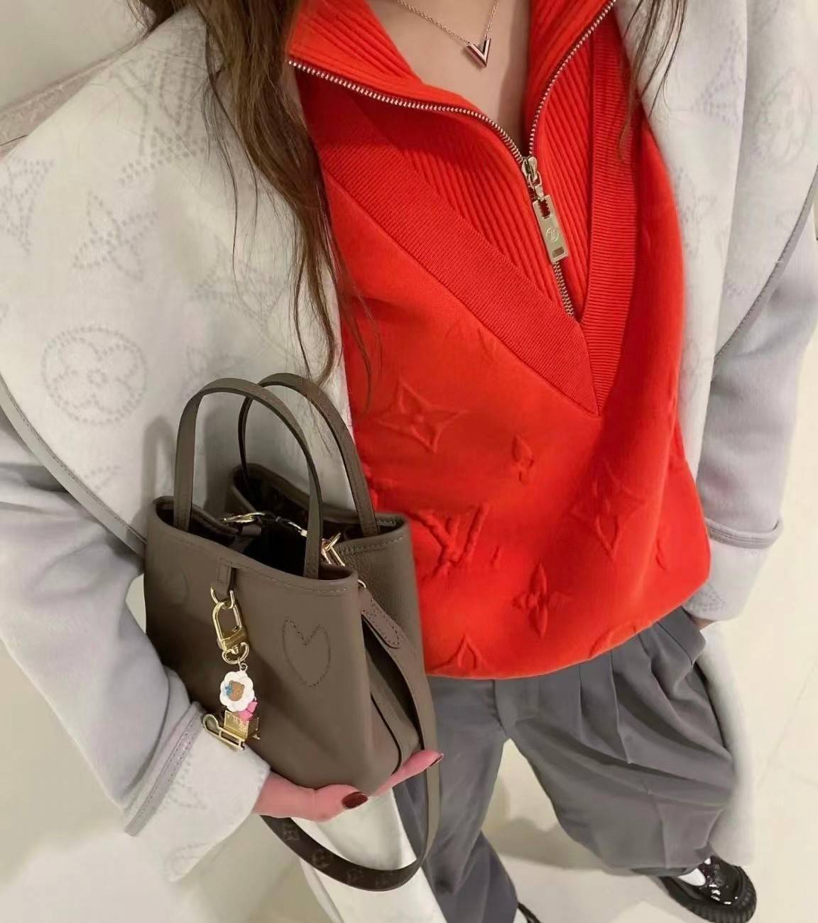 LV Neverfull Bandoulière Inside Out BB กระเป๋าทรงโท้ทไซส์เล็กใช้งานได้สองด้าน มีตะขอเกี่ยวสามารถปรับรูปทรงกระเป๋าได้หนังแท้นิ่มสวย ลายโมโนแกรมและหนังลายเกรน มาพร้อมใบลูกเข้าเซ็ทใส่สายสะพายยาวได้