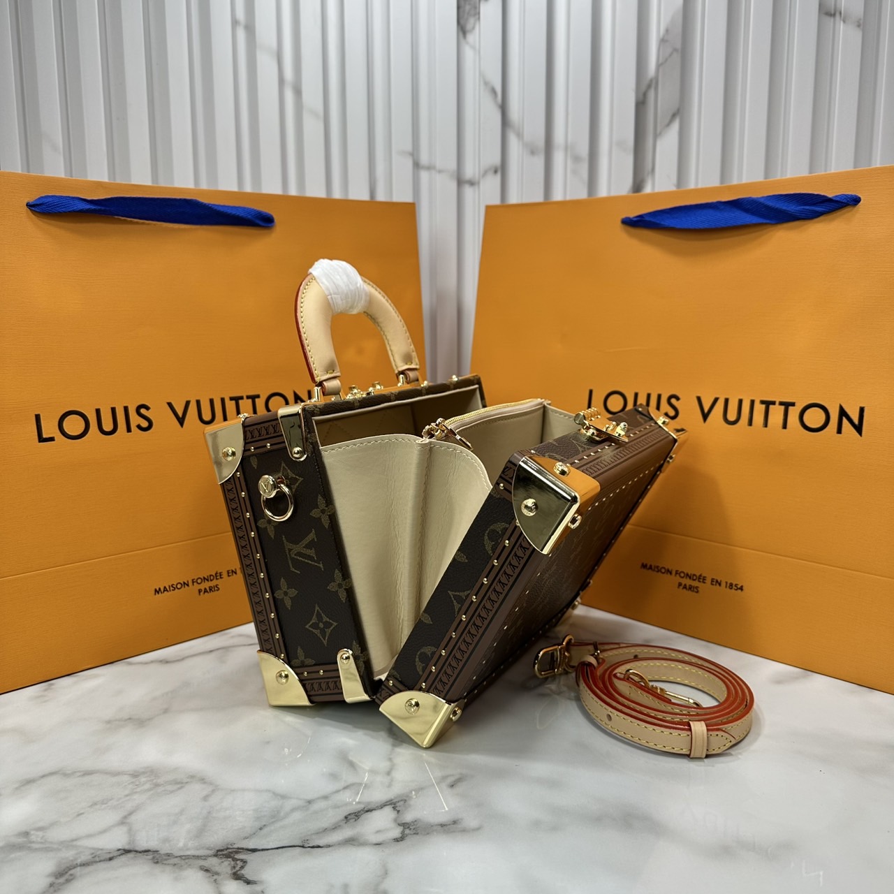 ORI หนังแท้ | LV Petite Valise Trunks S-lock Monogram canvas กระเป๋าสะพายทรงทรังค์ดีไซน์ขนาดเล็กพกพาสนุก เปี่ยมไปด้วยพลังและหรูหรา แคนวาสเคลือบลายโมโนแกรม ตัดขอบด้วยหนัง และฮาร์ดแวร์สีทอง ทรังก์เดินทางสไตล์เฟมินีนที่คุณควรมีในครอบครอง