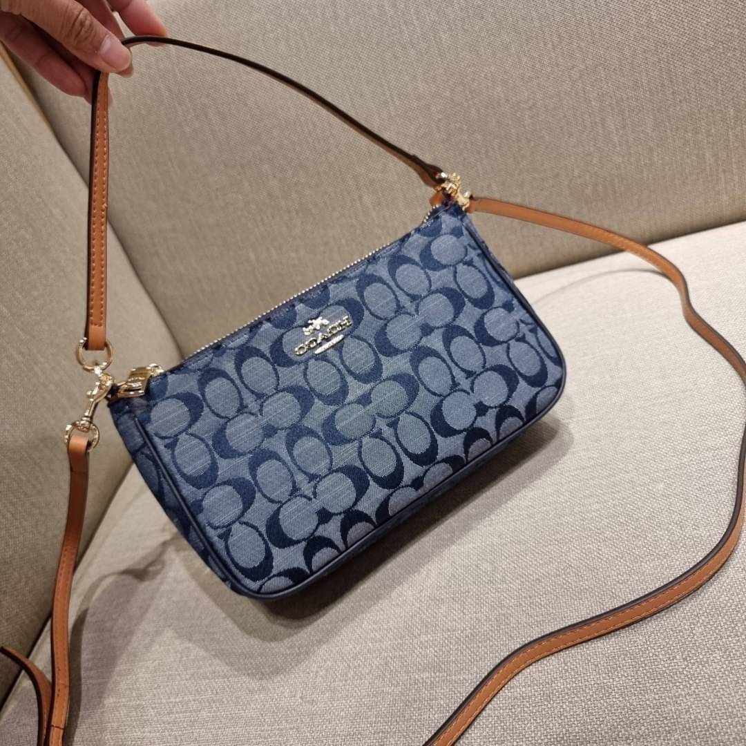 COACH 36674 TOP HANDLE POUCH IN SIGNATURE JACQUARD กระเป๋าทรงพอช ยอดฮิต ยกขึ้นแท่น ด้วยดีไซน์ที่ออกมาให้ใช้งานได้ง่าย ขนาดกำลังเหมาะ วัสดุหนังแคนวาสทนทาน ดีไปหมดขนาดนี้!! คุณลูกค้าถึงสั่งกันรัวๆจริงๆ ภายในโล่งกว้าง ใส่โทรศัพท์ได้ทุกรุ่น มาพร้อมสายคล้องแขน